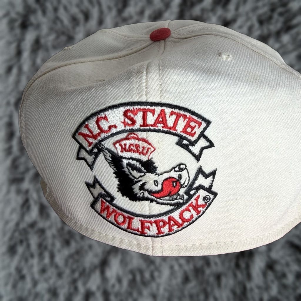Vintage VINTAGE University Square NC State Wolf Pack SnapBack Hat 80’s NCSU NCAA Baseball Cap Mens White Cotton Twill Adjustable Snapback Size ONE SIZE - 1 Thumbnail