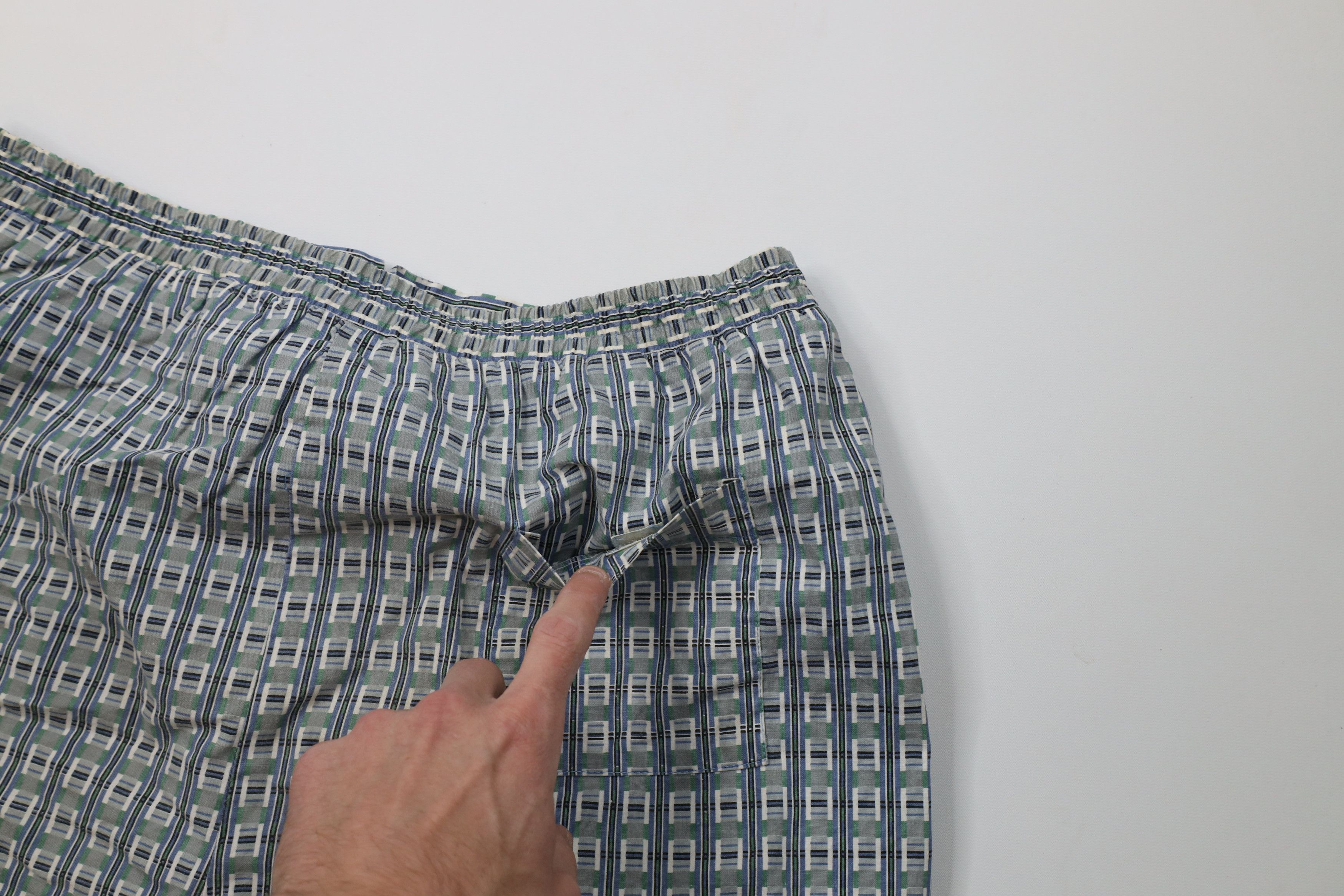 Vintage Vintage 90s Streetwear Geometric Lined Shorts Swim Trunks Size US 34 / EU 50 - 13 Thumbnail
