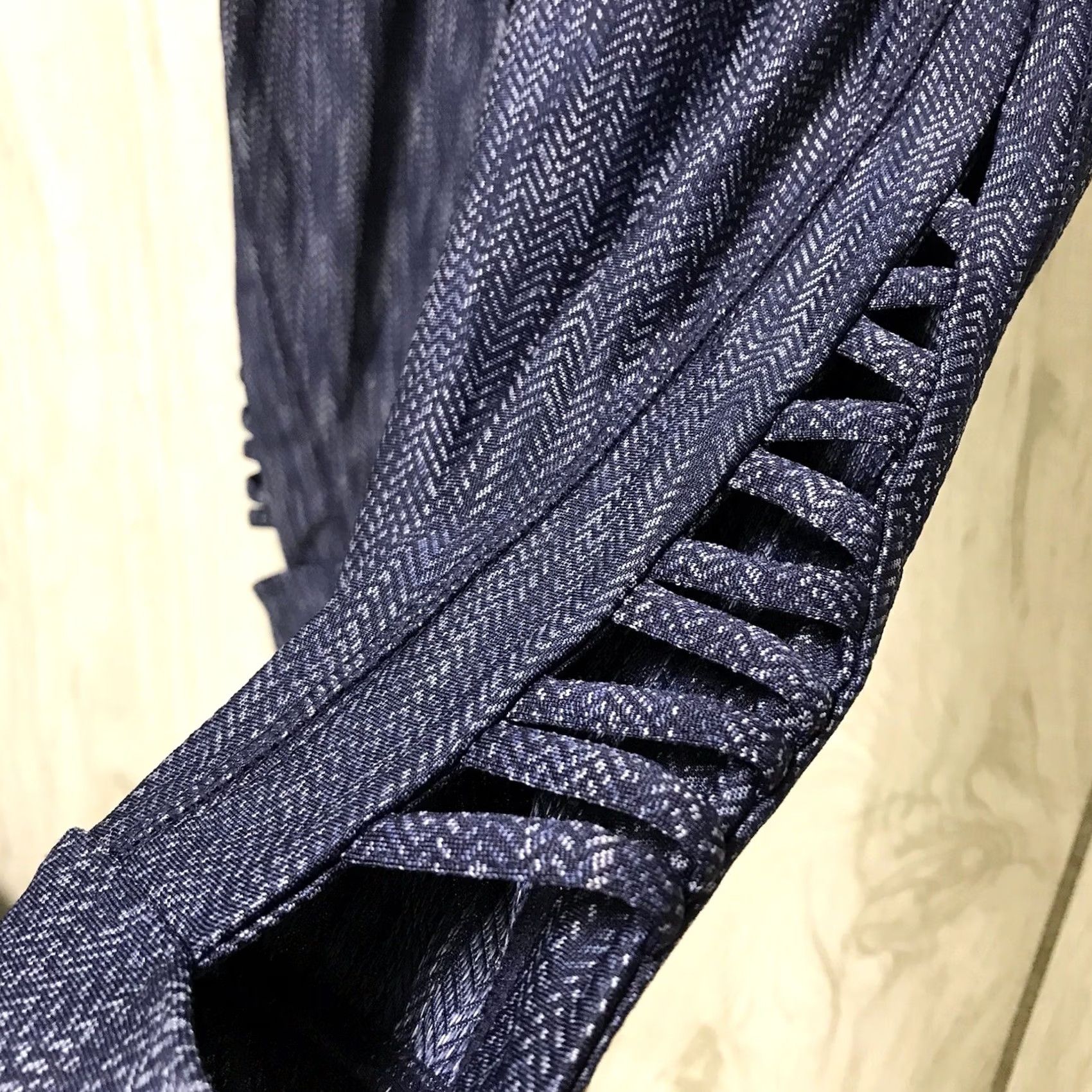 Vintage Danskin Women Capri Leggings S Blue Polyester Blend Spandex Geometric Zigzag Pattern Media Pocket Athletic Activewear Gym Training Size 28" / US 6 / IT 42 - 4 Thumbnail