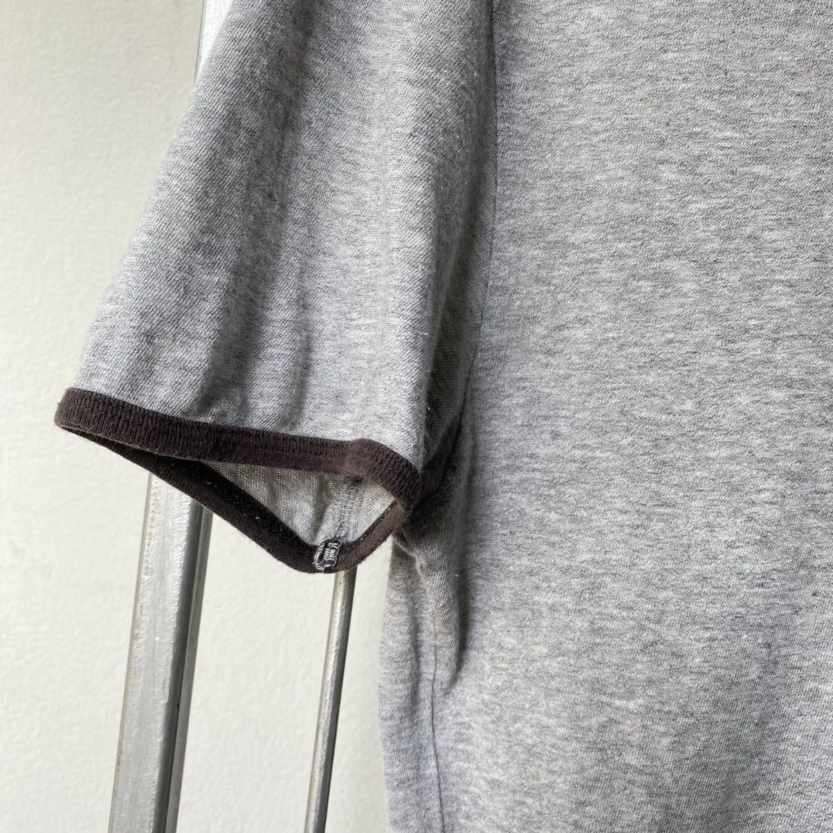 Marc Jacobs MARC JACOBS Gray Tee with Brown Collar & Logo Print Size US L / EU 52-54 / 3 - 6 Thumbnail
