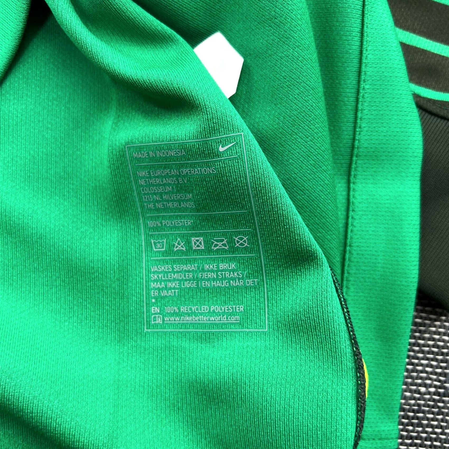 Nike Nike Norway 2016 2017 Goalkeeper Player Issue Jersey Mens Medium Football Long Sleeve Green Shirt Mens Football Jersey Size US M / EU 48-50 / 2 - 4 Thumbnail