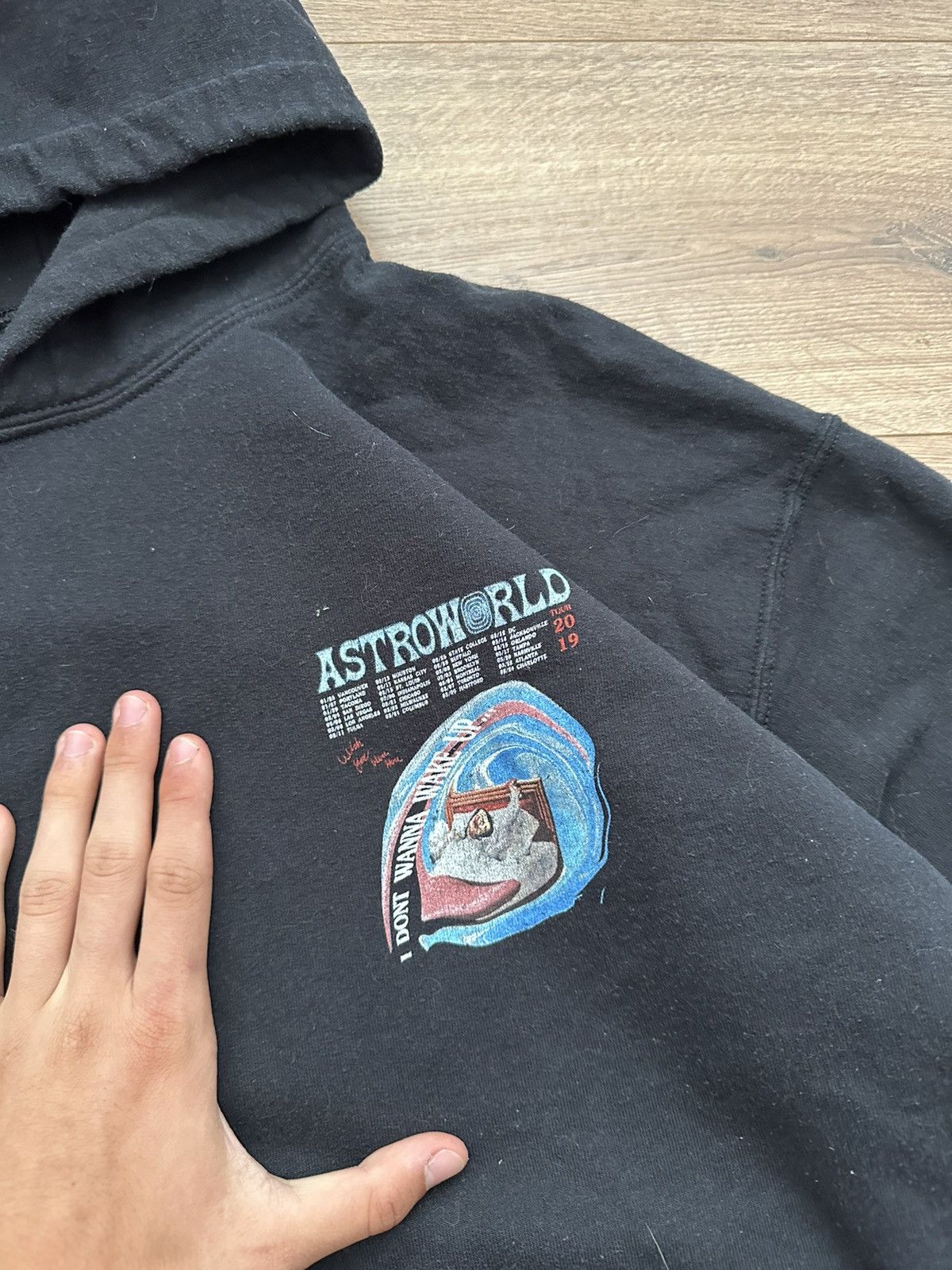 Travis Scott 🔥VINTAGE ASTROWORLD I DONT WANNA WAKE UP 2019 TOUR HOODIE🔥 Size US M / EU 48-50 / 2 - 5 Thumbnail