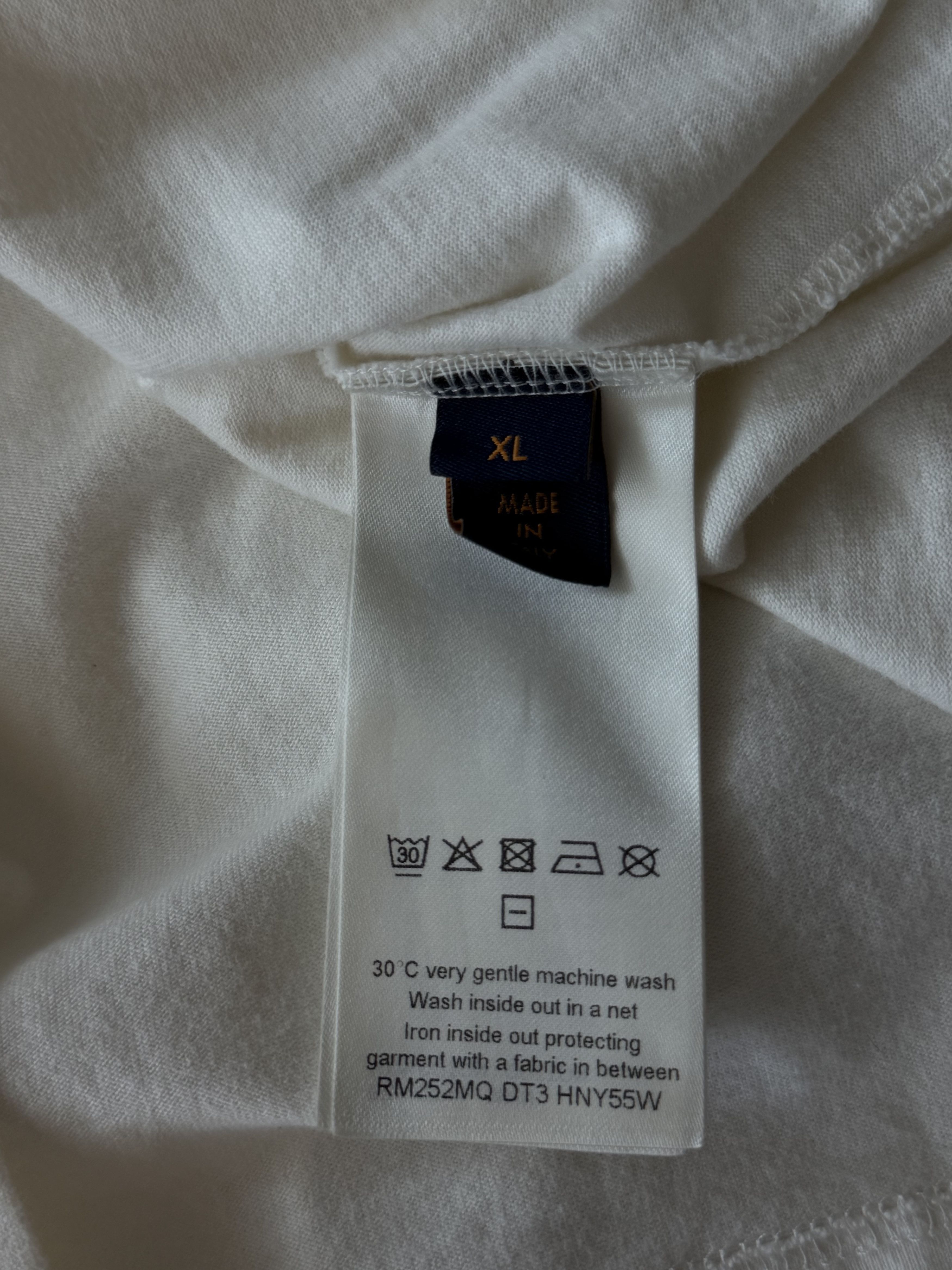 Louis Vuitton Louis Vuitton White Embossed Logo T-Shirt Size US XL / EU 56 / 4 - 4 Thumbnail