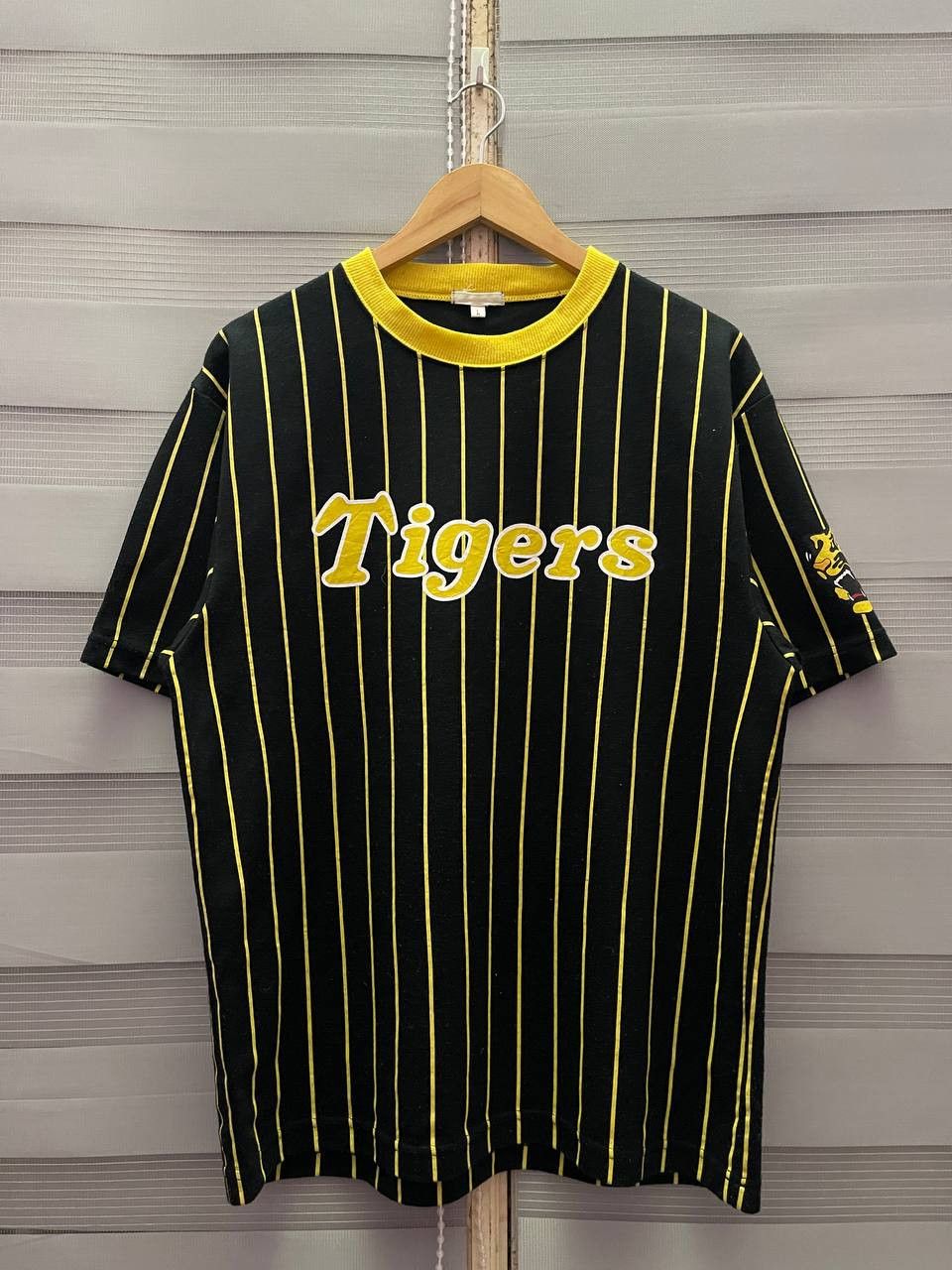 MLB Hanshin Tigers Professional Baseball Striped Tees Size US L / EU 52-54 / 3 - 1 Thumbnail