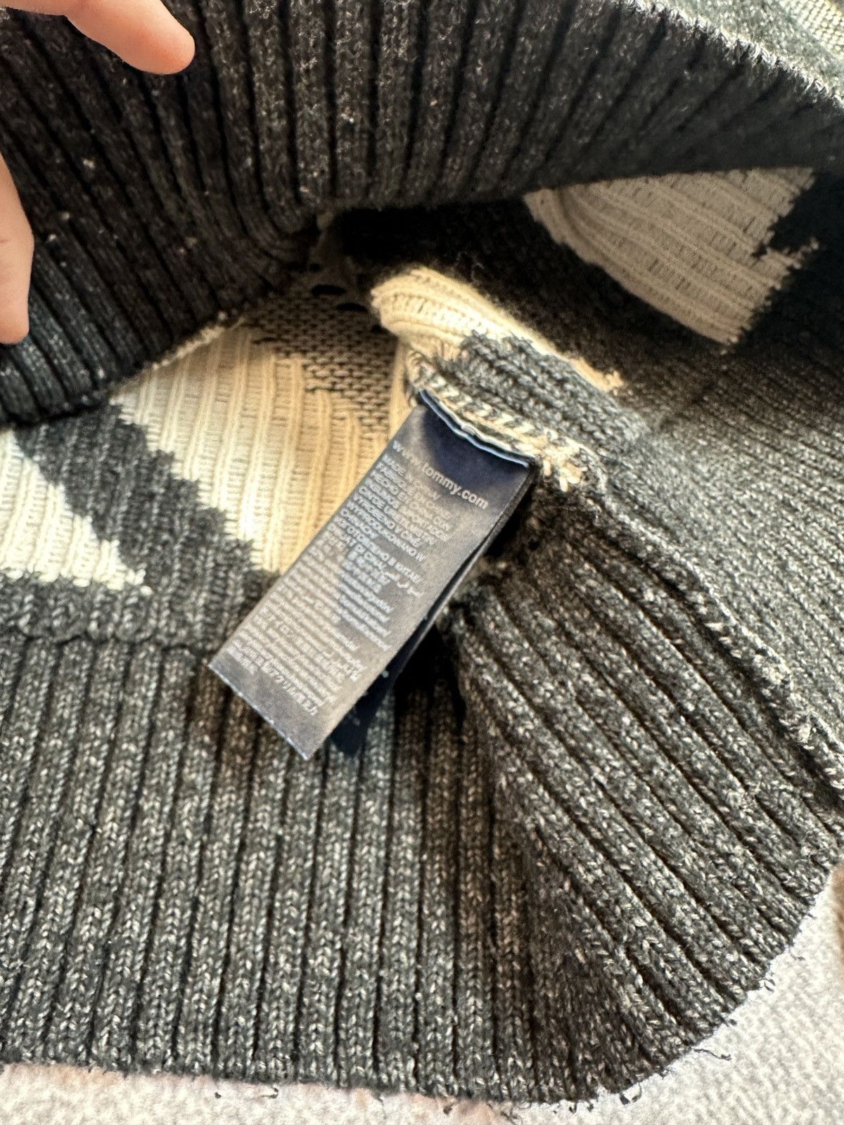 Tommy Hilfiger Y2K Tommy Hilfiger Logo Sweater Avant Garde Style Rare L USA Size US L / EU 52-54 / 3 - 5 Thumbnail