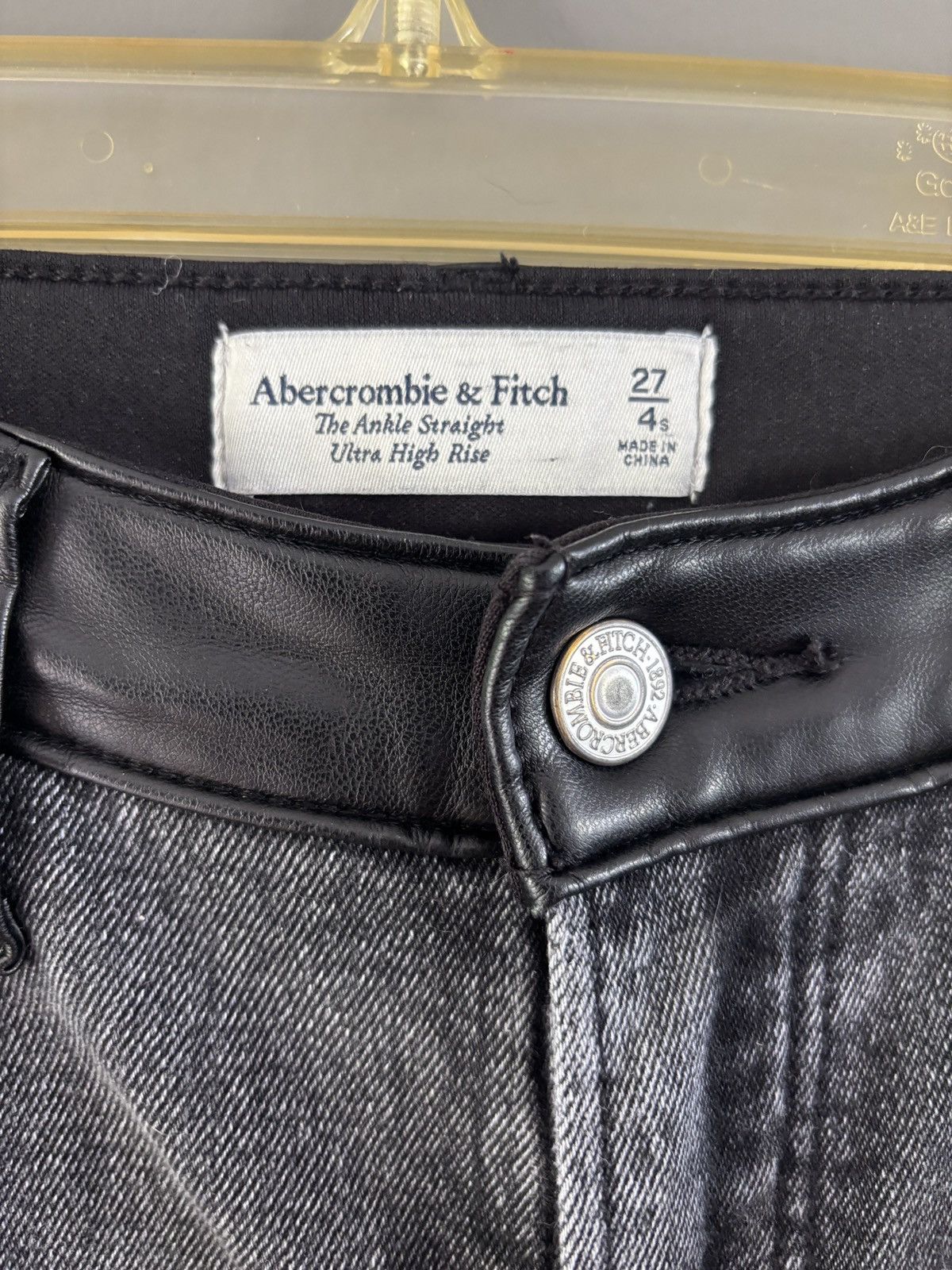 Abercrombie & Fitch Abercrombie & Fitch Ultra High Rise Jeans Vegan Leather Size 27" / US 4 / IT 40 - 2 Thumbnail