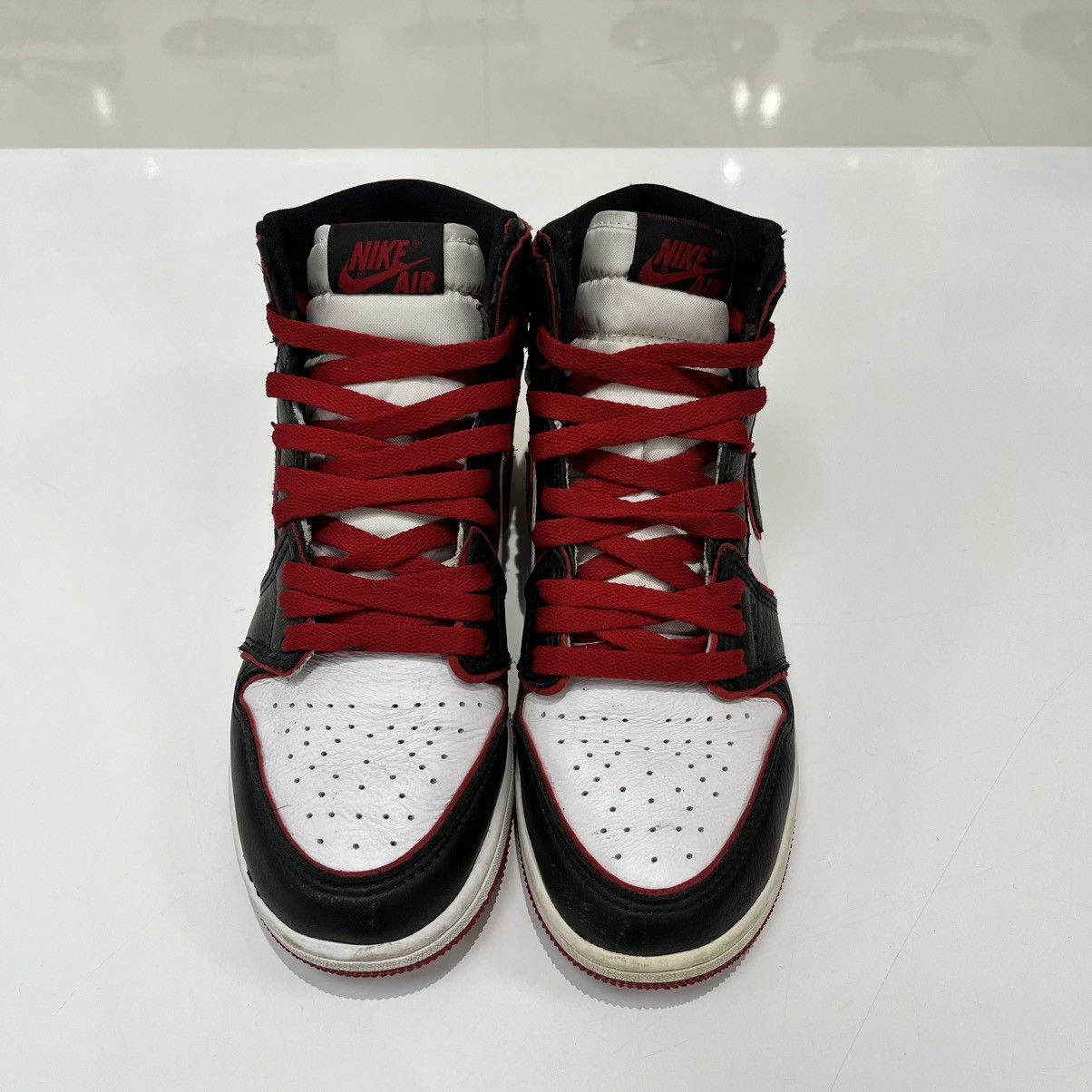 Nike Air Jordan 1 Retro High Bloodline (GS) Size US 5.5 / EU 38 - 9 Thumbnail