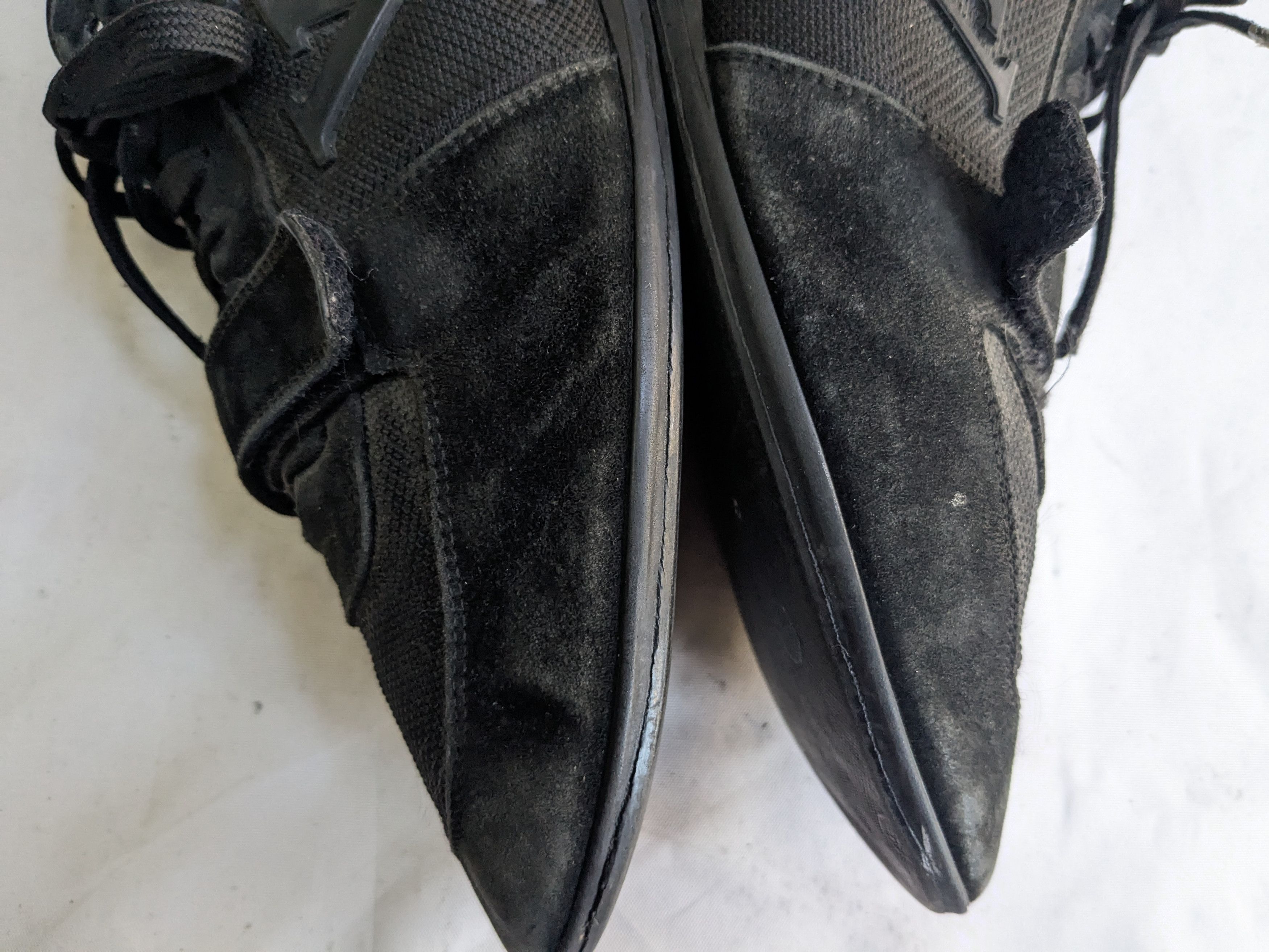 Louis Vuitton Louis Vuitton Sneakers Black 9.5 Low Tops Suede Size US 9.5 / EU 42-43 - 11 Thumbnail