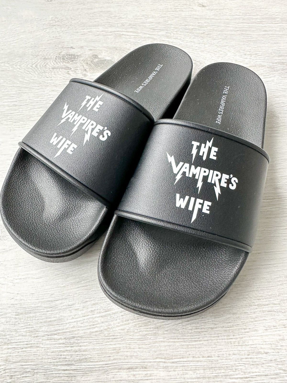 Other The Vampire's Wife Mens Black Logo Detail Sandals Sliders Size US 9 / EU 42 - 4 Thumbnail