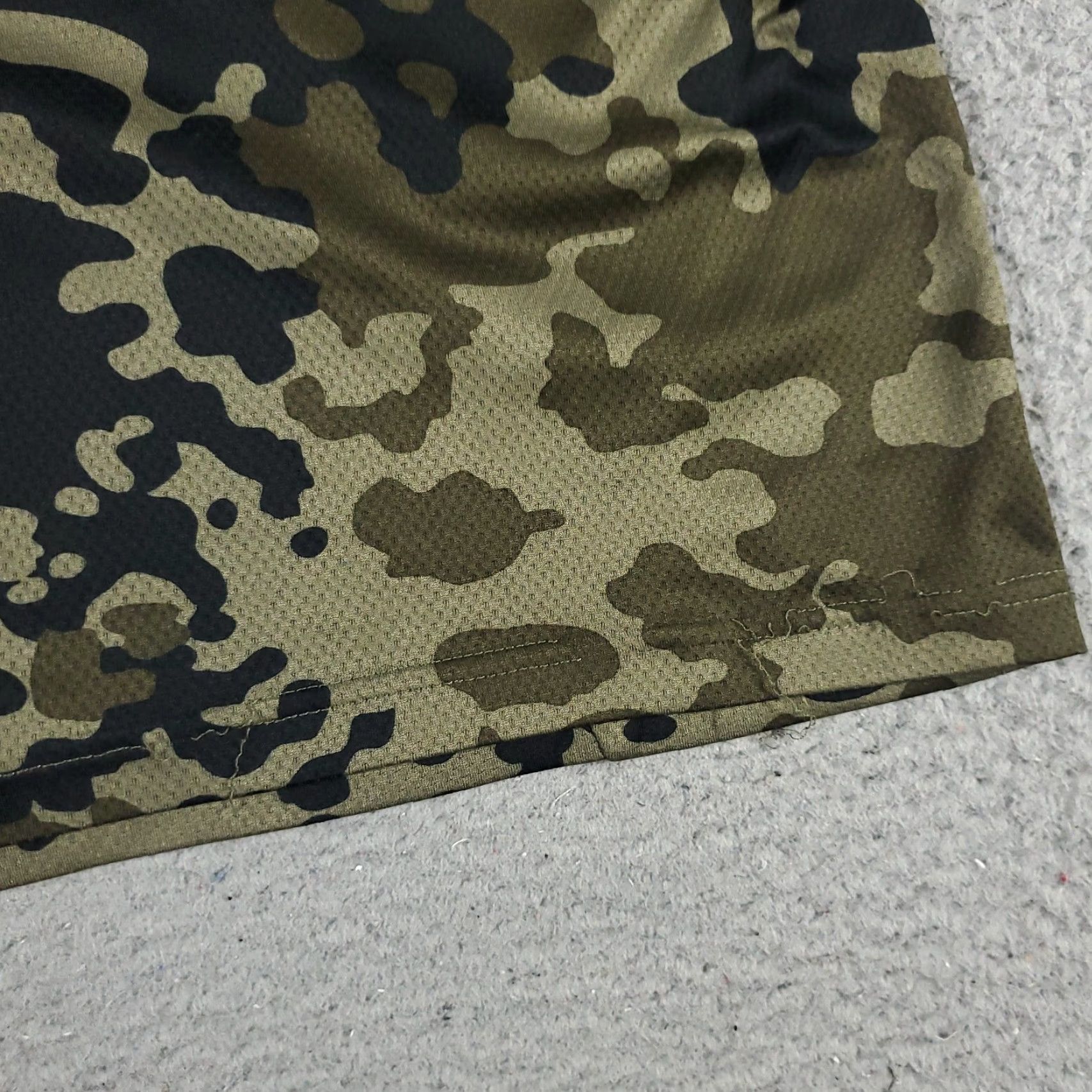 Nike Nike T Shirt Mens Small Beige Black Camouflage Active Gym Short Sleeve Shirt Mens Camouflage Nike Size US S / EU 44-46 / 1 - 7 Thumbnail