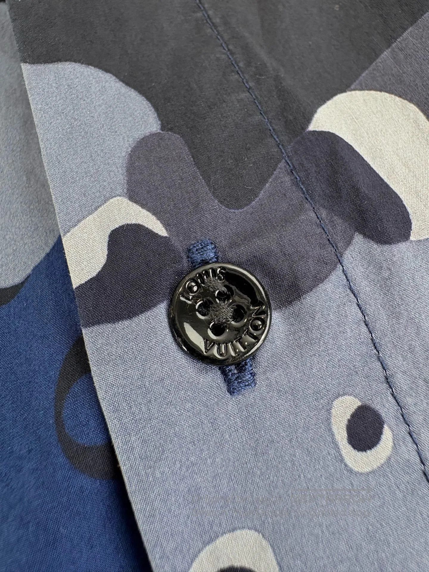 Louis Vuitton Louis Vuitton Blue Camo Monogram Long. Size US XXL / EU 58 / 5 - 3 Thumbnail