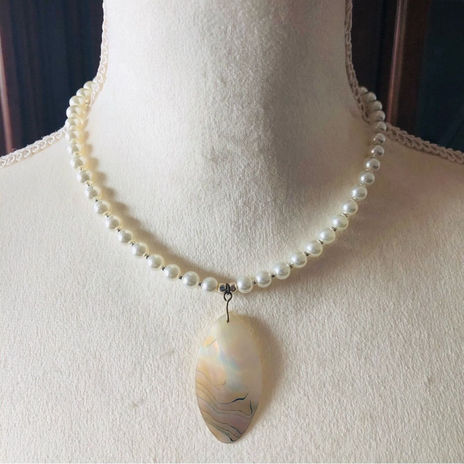 Handmade Handcrafted repurpose elegant shell pendant Pearl necklace Size ONE SIZE - 2 Thumbnail