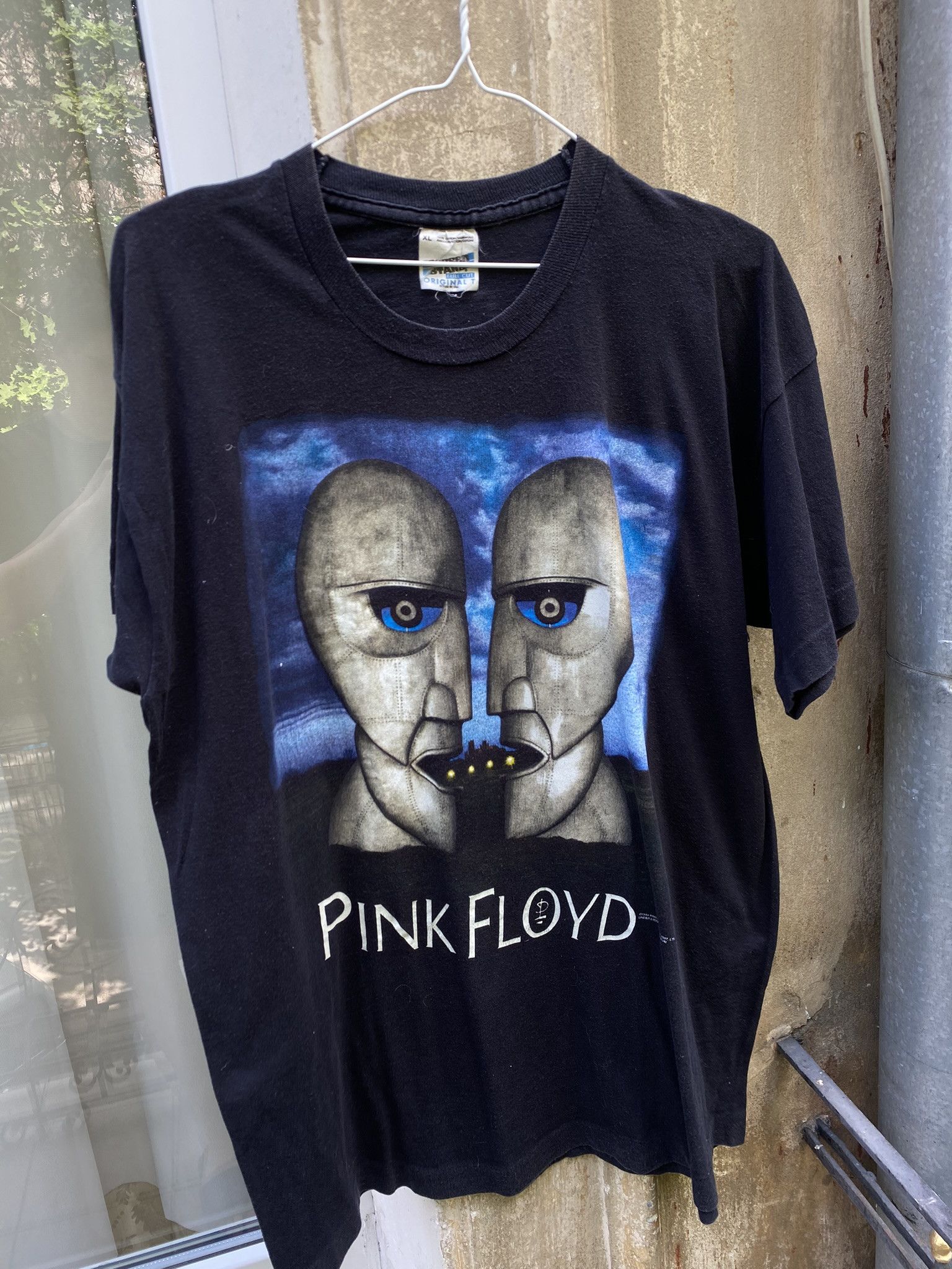 Band Tees × Pink Floyd Vintage Pink Floyd 1994 Shirt European Tour Stone Face Tee 90s Size US XL / EU 56 / 4 - 1 Thumbnail