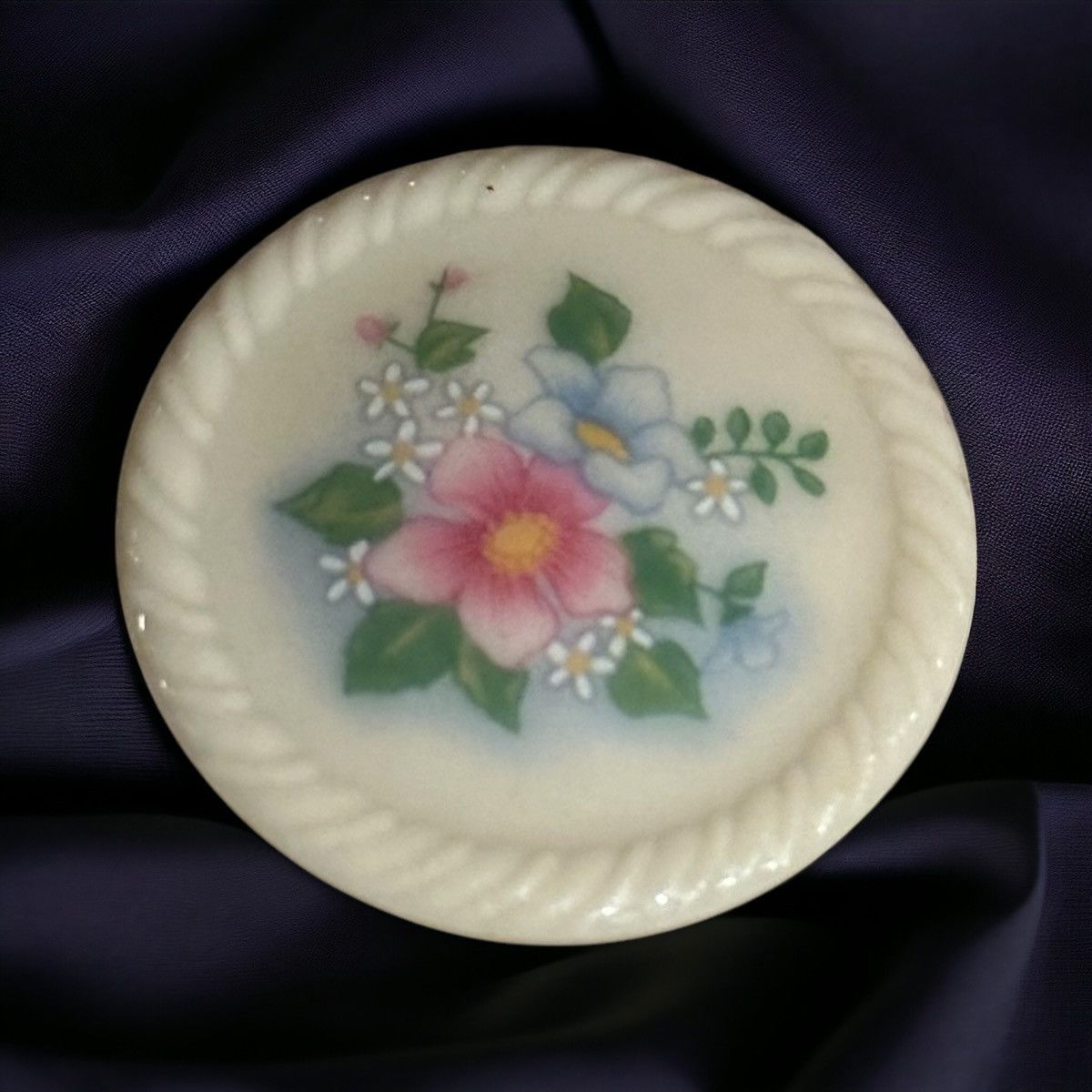 Vintage Vintage Avon Spring Bouquet porcelain brooch Size ONE SIZE - 1 Thumbnail