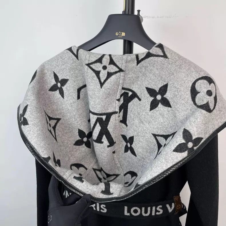 Louis Vuitton Louis Vuitton Cashmere Logo-covered bathrobe coat Size XXS / US 00 / IT 34 - 5 Thumbnail