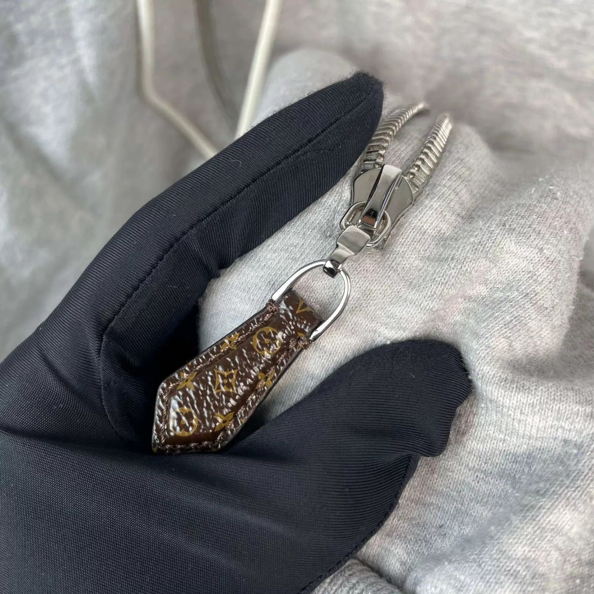 Louis Vuitton LV Cotton Earth Logo Gray M Zipper Hoodie Size M / US 6-8 / IT 42-44 - 4 Thumbnail