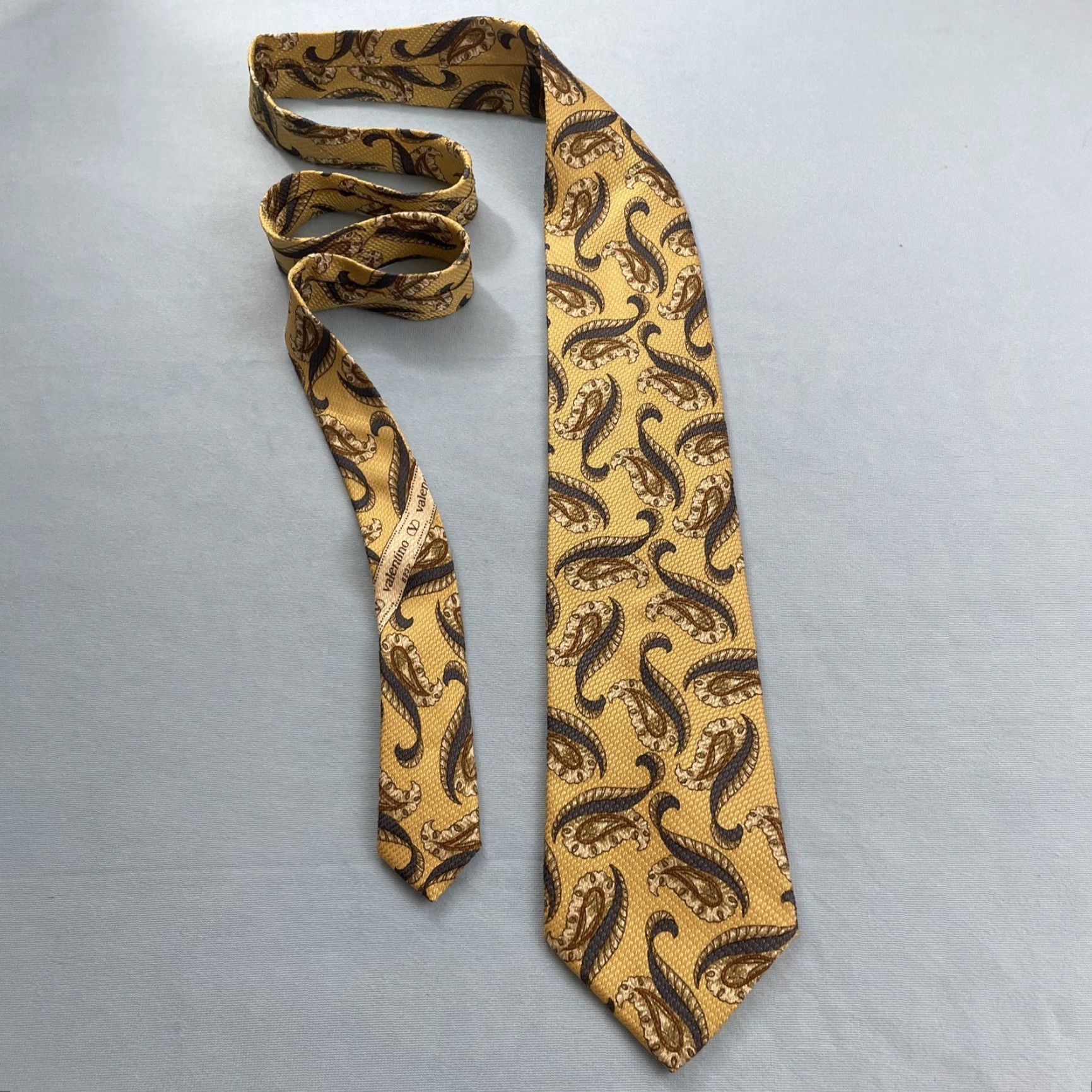 Valentino VINTAGE Valentino Tie 100% Silk Hand Made Italy Yellow Paisley 4x57 Classic Menswear Tie Size ONE SIZE - 3 Thumbnail
