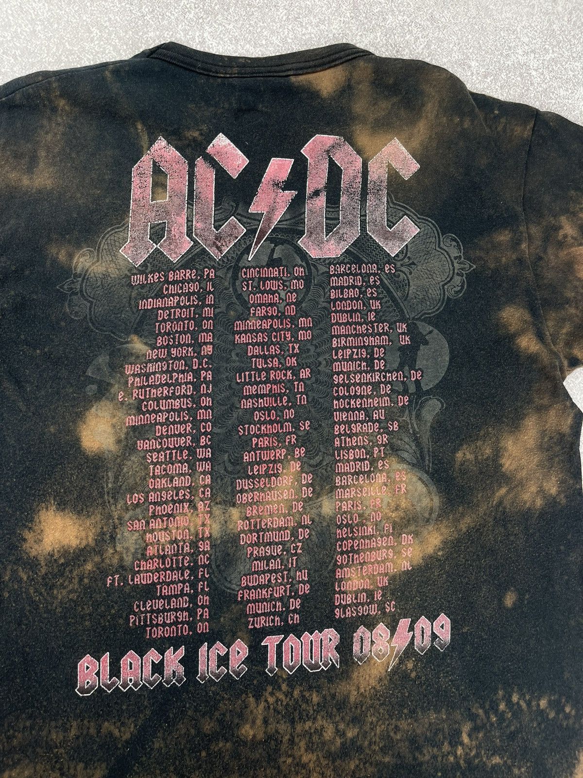 AC/DC Vintage Custom AC/DC Rock Band T-Shirt Size S Size US S / EU 44-46 / 1 - 11 Thumbnail