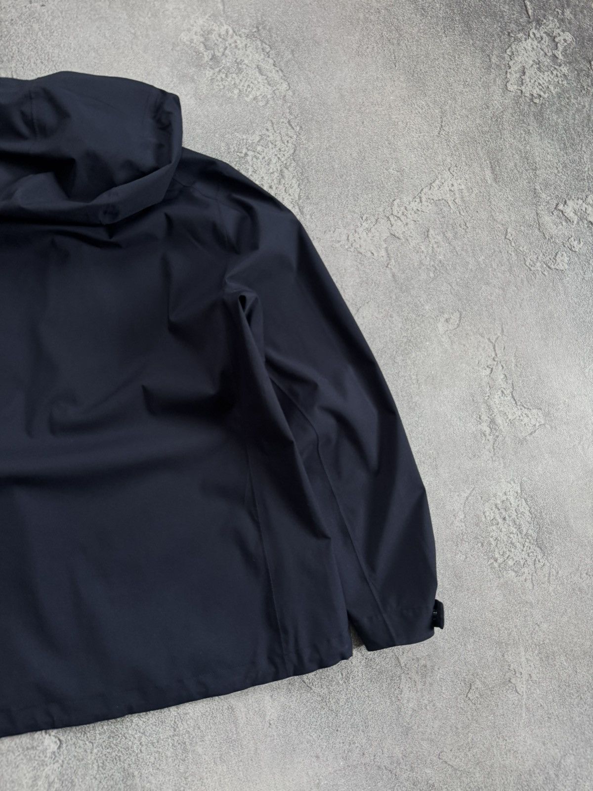 Uniqlo Uniqlo L/size waterproof windbreaker light jacket outdoor Size L / US 10 / IT 46 - 18 Thumbnail