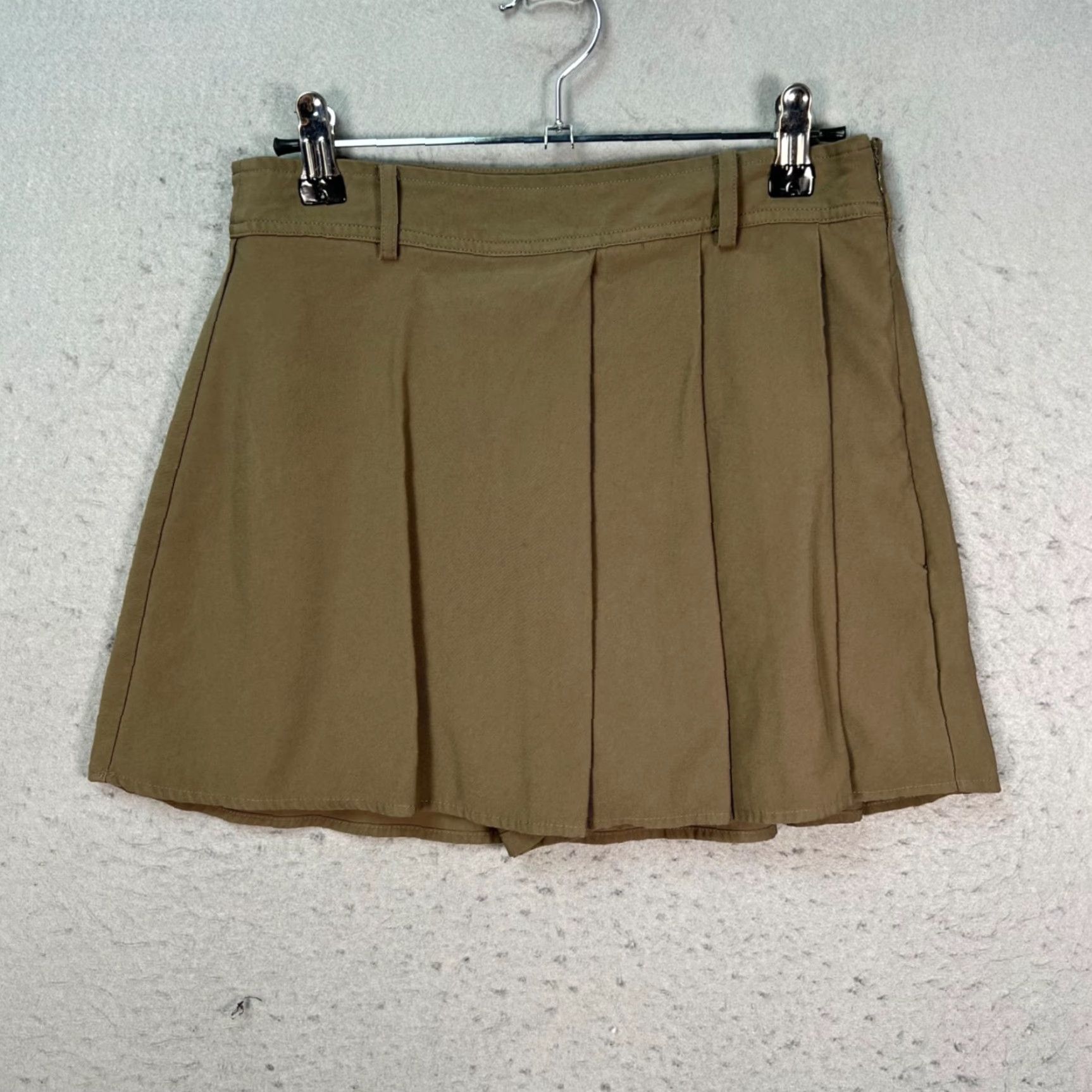 Zara Zara Womens XS Olive Green Pleated Mini Skirt Skirt, Mini, Pleat, Green, XS, Zara, Casual, Summer, Spring, Regular, Short, Women, Adult Womens XS Size 26" / US 2 / IT 38 - 2 Thumbnail