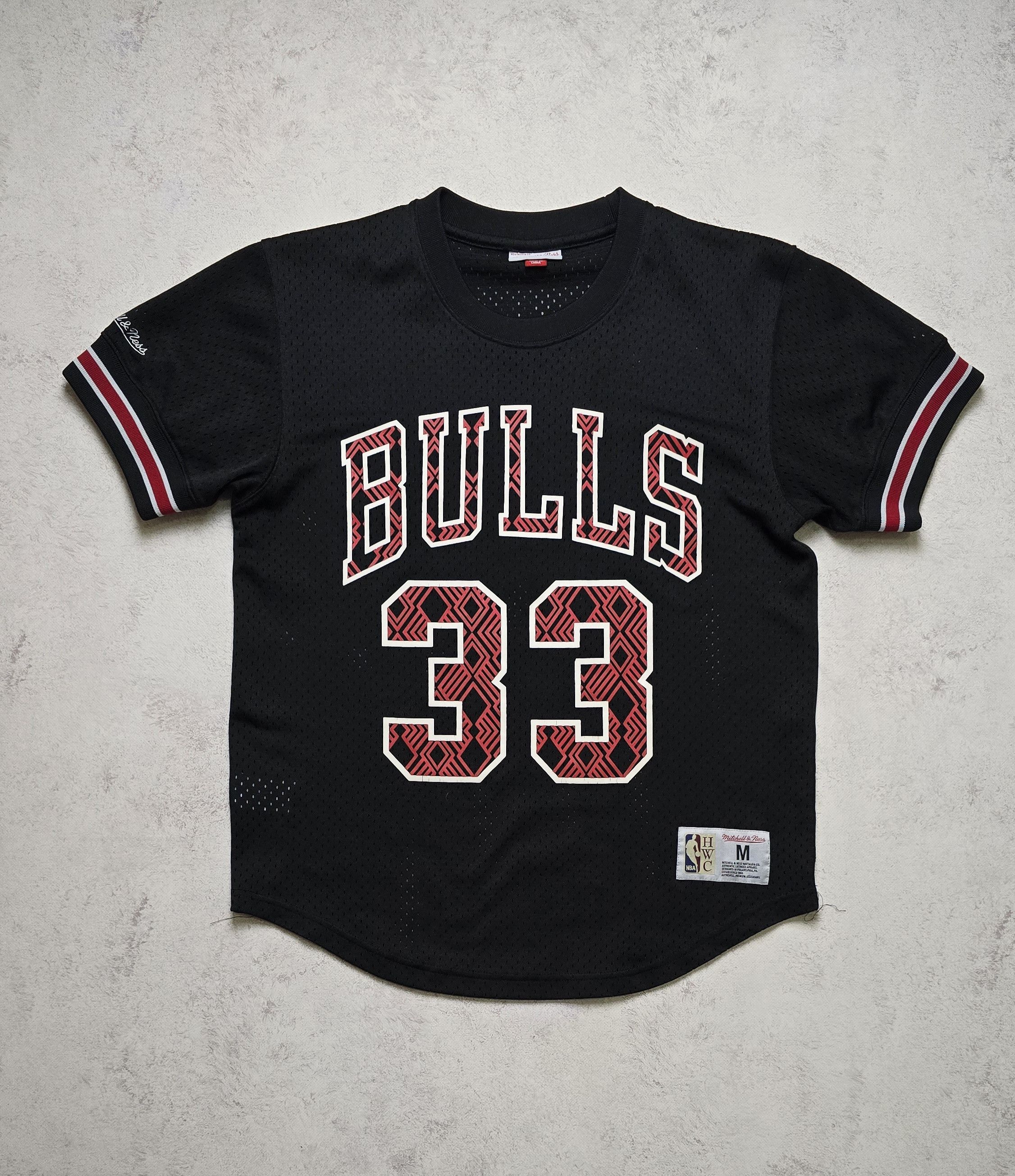 Mitchell & Ness Chicago Bulls Scottie Pippen #33 Name & Number Crewneck HWC Size US M / EU 48-50 / 2 - 1 Thumbnail