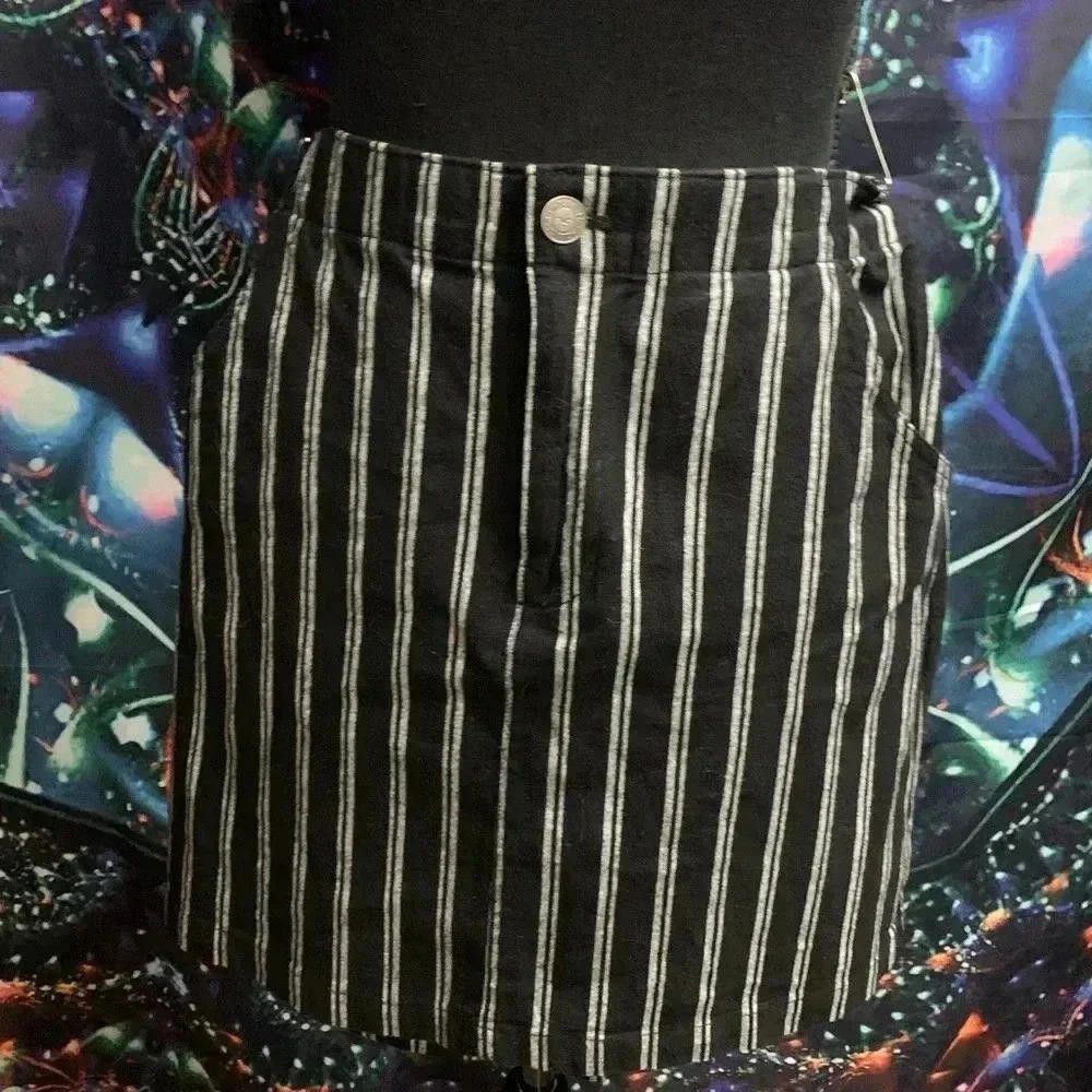 Designer Hollister Black & White Striped Skirt - Size S Size 28" / US 6 / IT 42 - 1 Thumbnail
