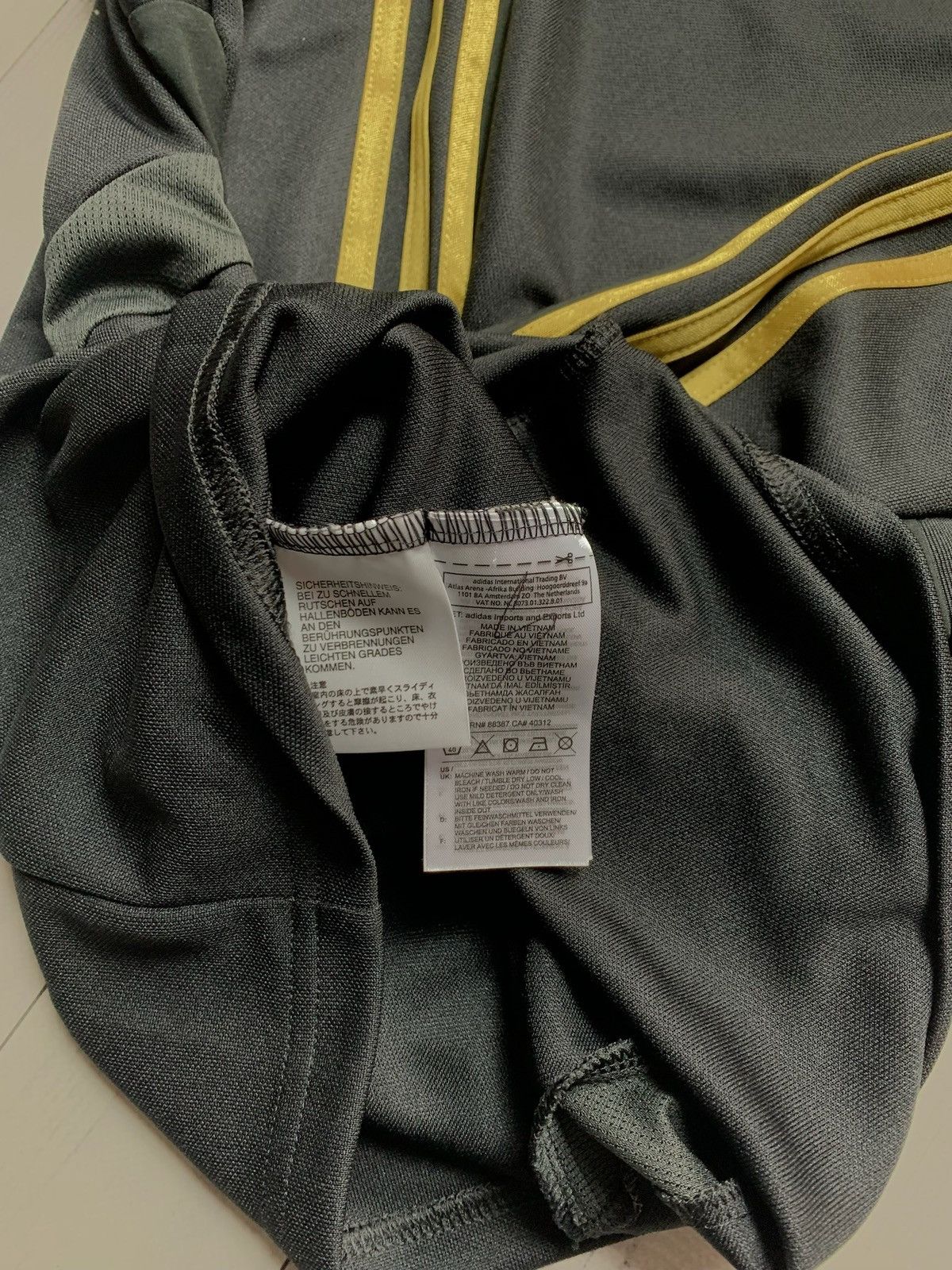 Vintage Vintage adidas Real Madrid soccer sweatshirt gold line S Size US S / EU 44-46 / 1 - 5 Thumbnail