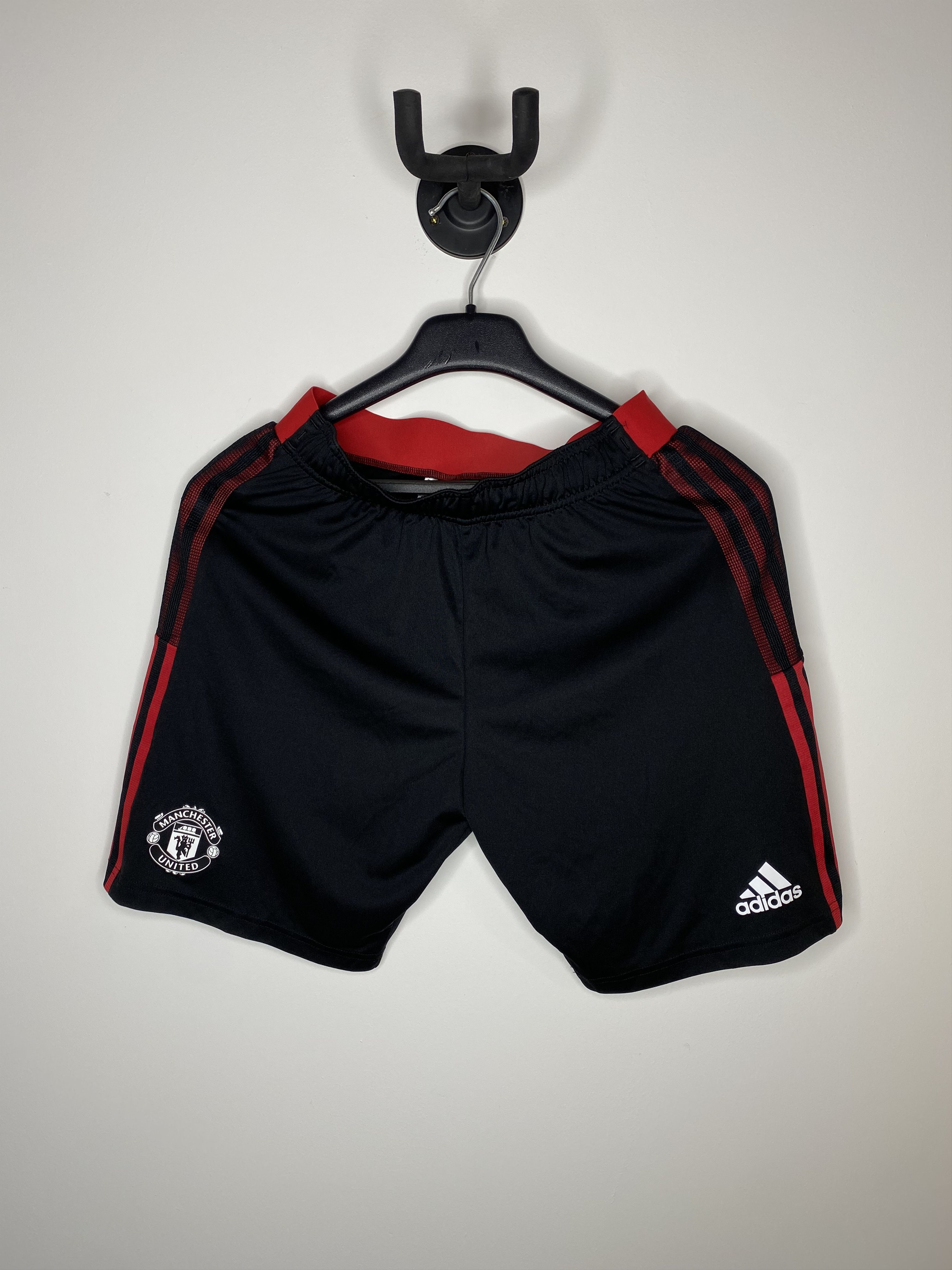 Adidas MANCHESTER UNITED 2021 2022 TRAINING FOOTBALL SOCCER SHORTS Size US 30 / EU 46 - 1 Thumbnail