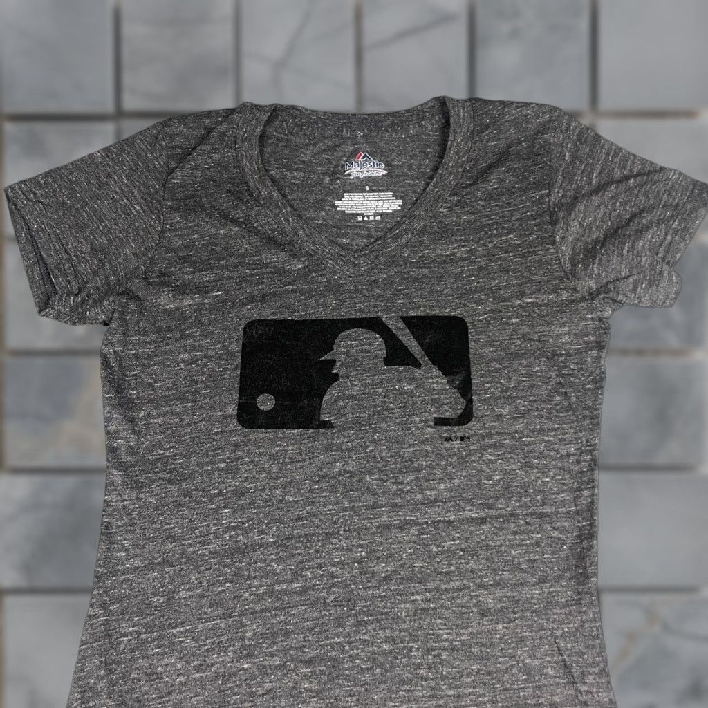 MLB MLB Baseball T-Shirt Women S Gray Red Short Sleeve V-Neck Graphic Logo All Seasons Mens? Ladies? Wait. Size S / US 4 / IT 40 - 1 Thumbnail