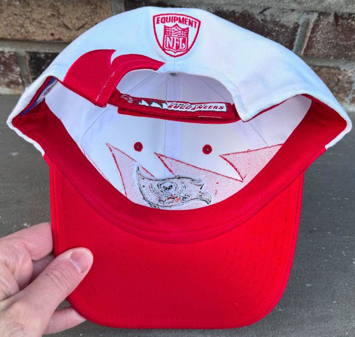 Reebok Vintage Reebok Sharktooth Tampa Bay Buccaneers Strapback Size ONE SIZE - 3 Thumbnail