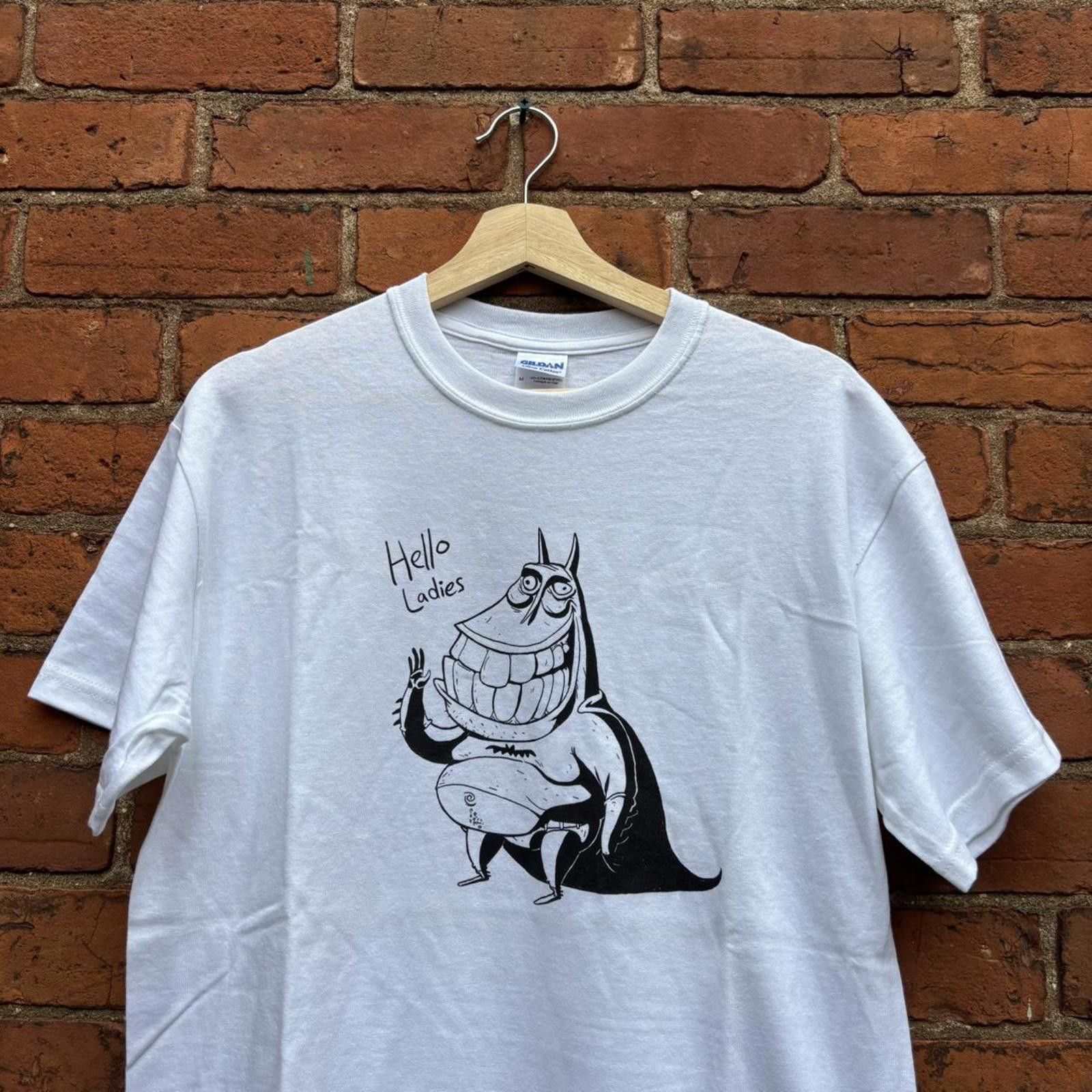 Gildan Vintage hello ladies weird art t shirt 00s M batman spoof Size US M / EU 48-50 / 2 - 2 Thumbnail