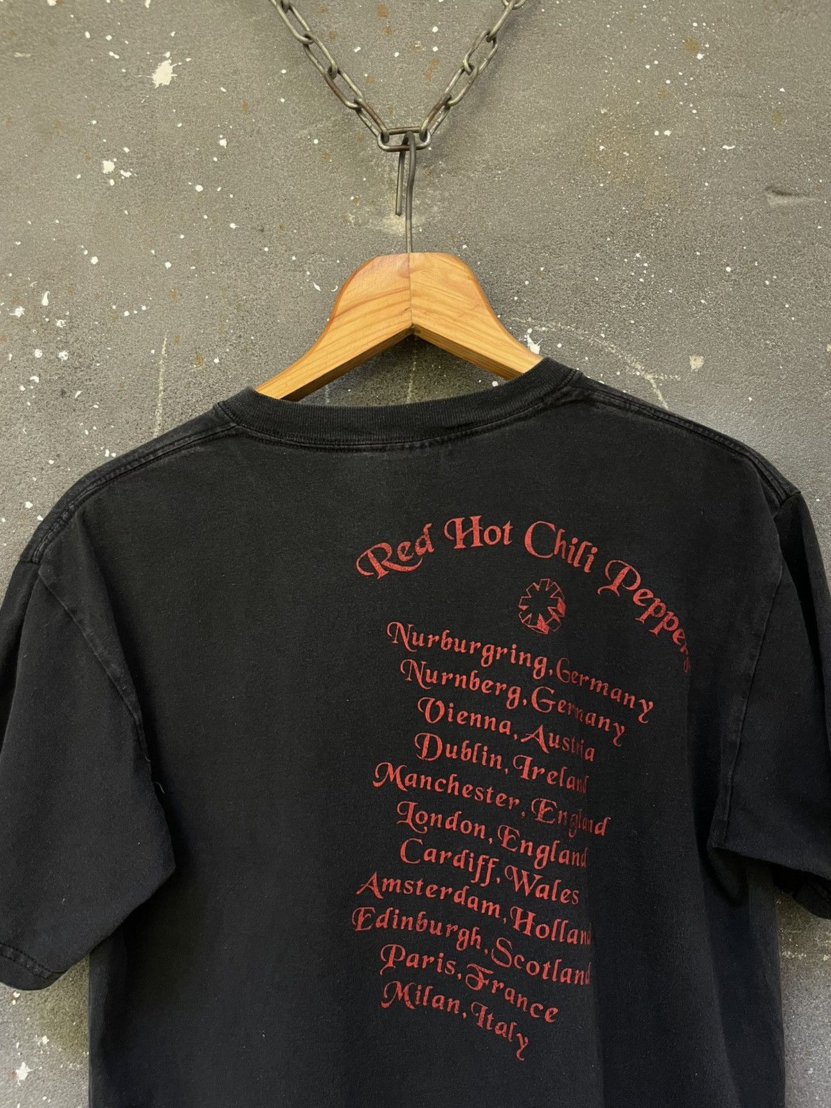 Band Tees Vintage 2004 RHCP Red Hot Chili Pepper T-Shirt RARE Size US M / EU 48-50 / 2 - 4 Thumbnail