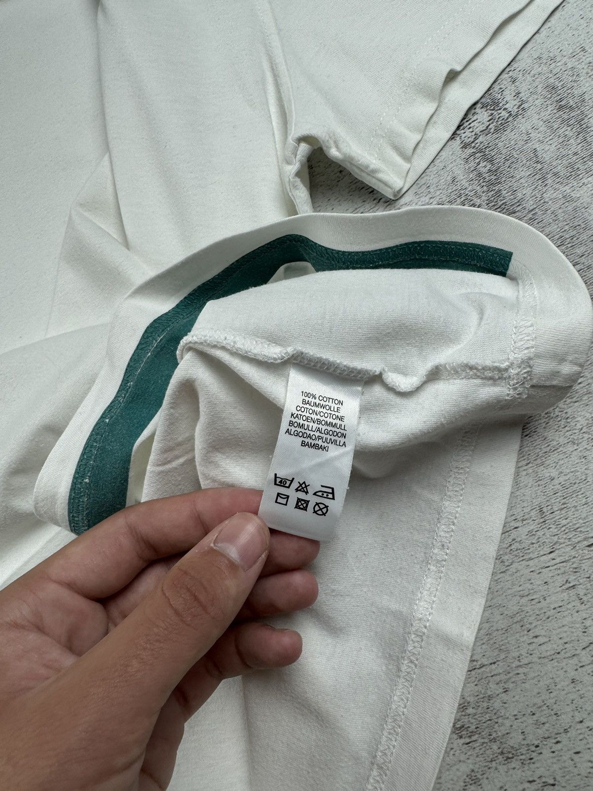 Burberry Burberry London 100% Cotton Basic Mini Neck Logo T Shirt Size US L / EU 52-54 / 3 - 11 Thumbnail