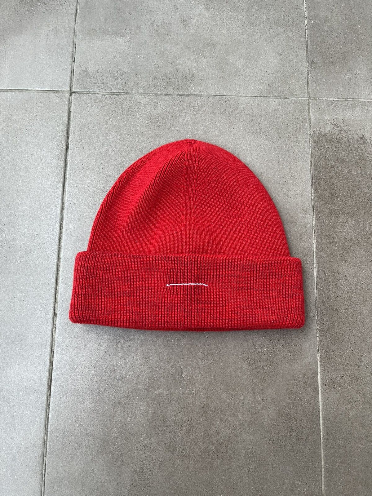 Maison Margiela !DS! AW22 Maison Margiela White Stitch Knitted Red Beanie Size ONE SIZE - 1 Thumbnail