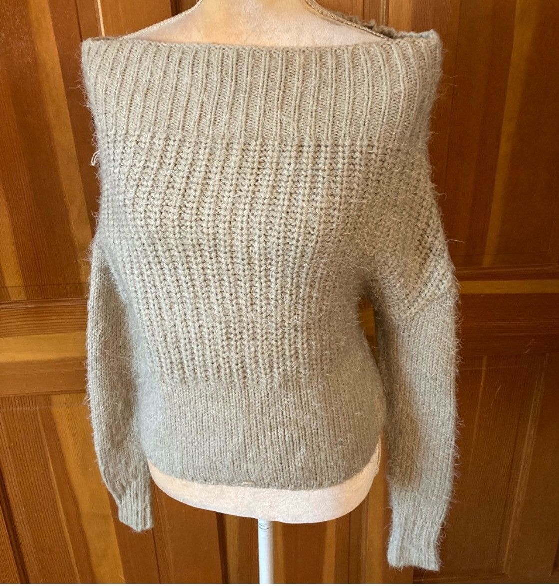 Designer × Other NWOT, Active USA Women’s Grey Off Shoulder Sweater. Size S / US 4 / IT 40 - 6 Thumbnail