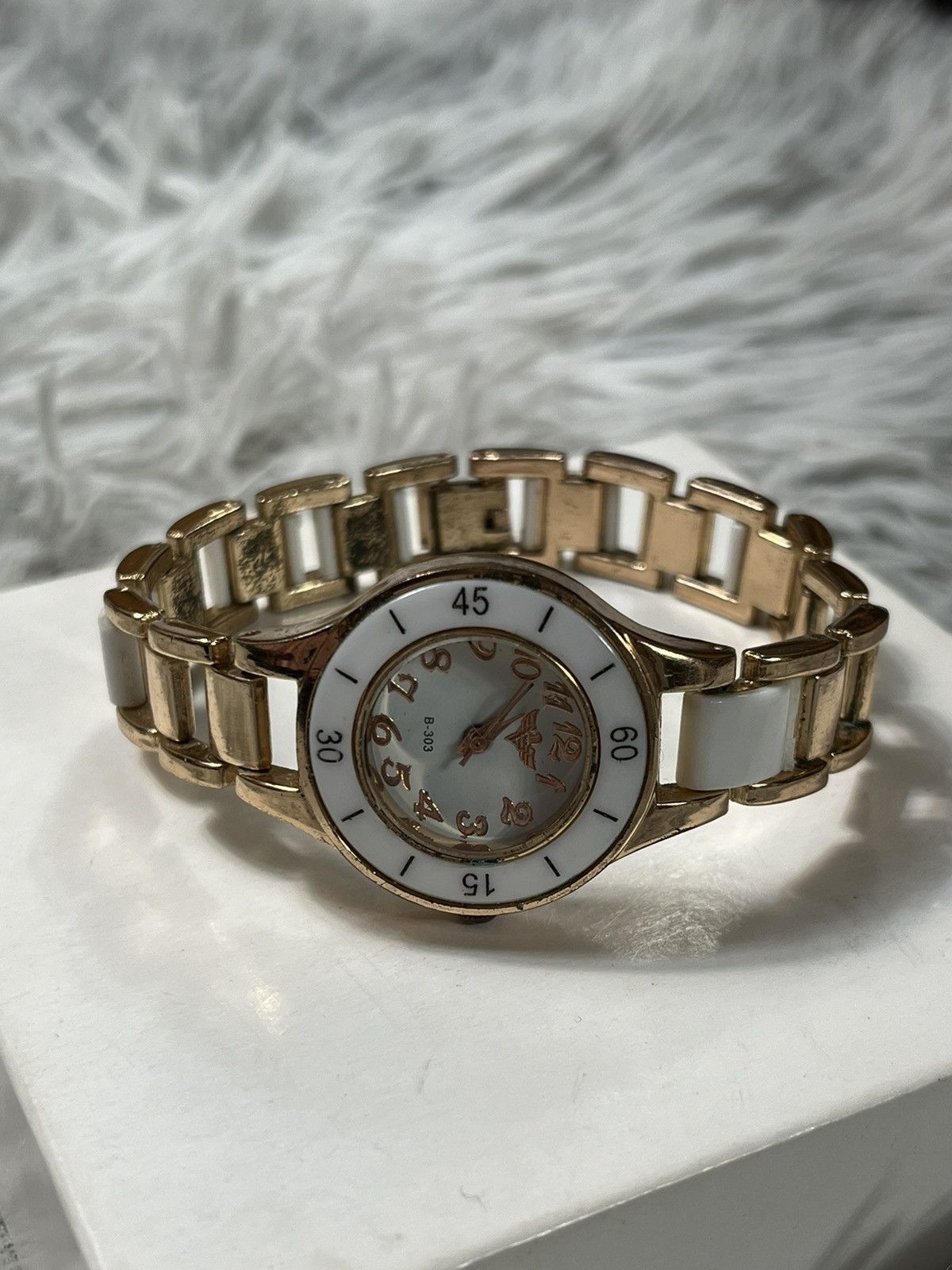 Jewelry Gold & White Ladies’ Bracelet Watch – Japanese Brand Size ONE SIZE - 9 Thumbnail