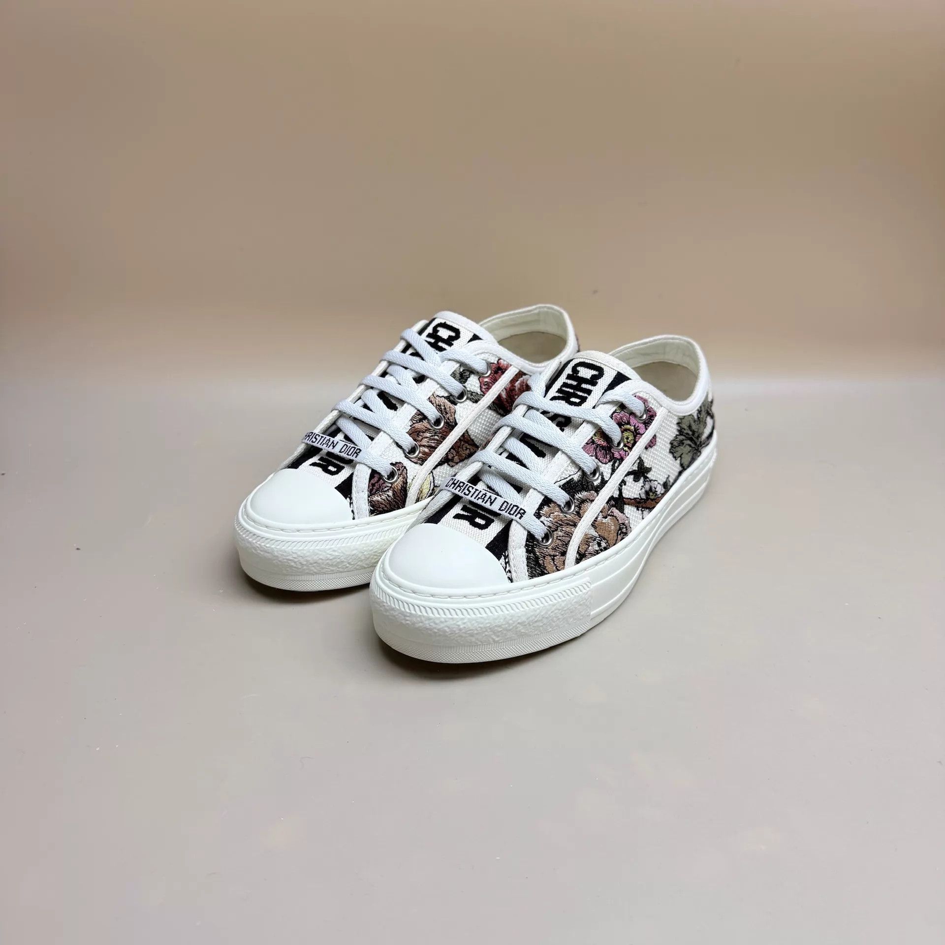 Dior Dior Floral Embroidered Sneaker EU 36.5 - Like New Size US 6 / IT 36 - 1 Thumbnail