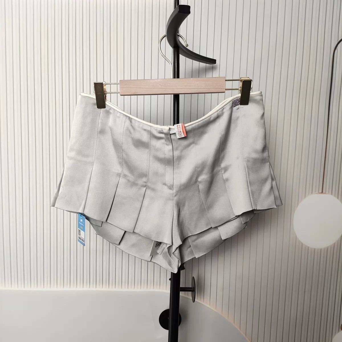 Chanel Chanel Women's Silk Gray Pleated Shorts Size 27" / US 4 / IT 40 - 1 Thumbnail