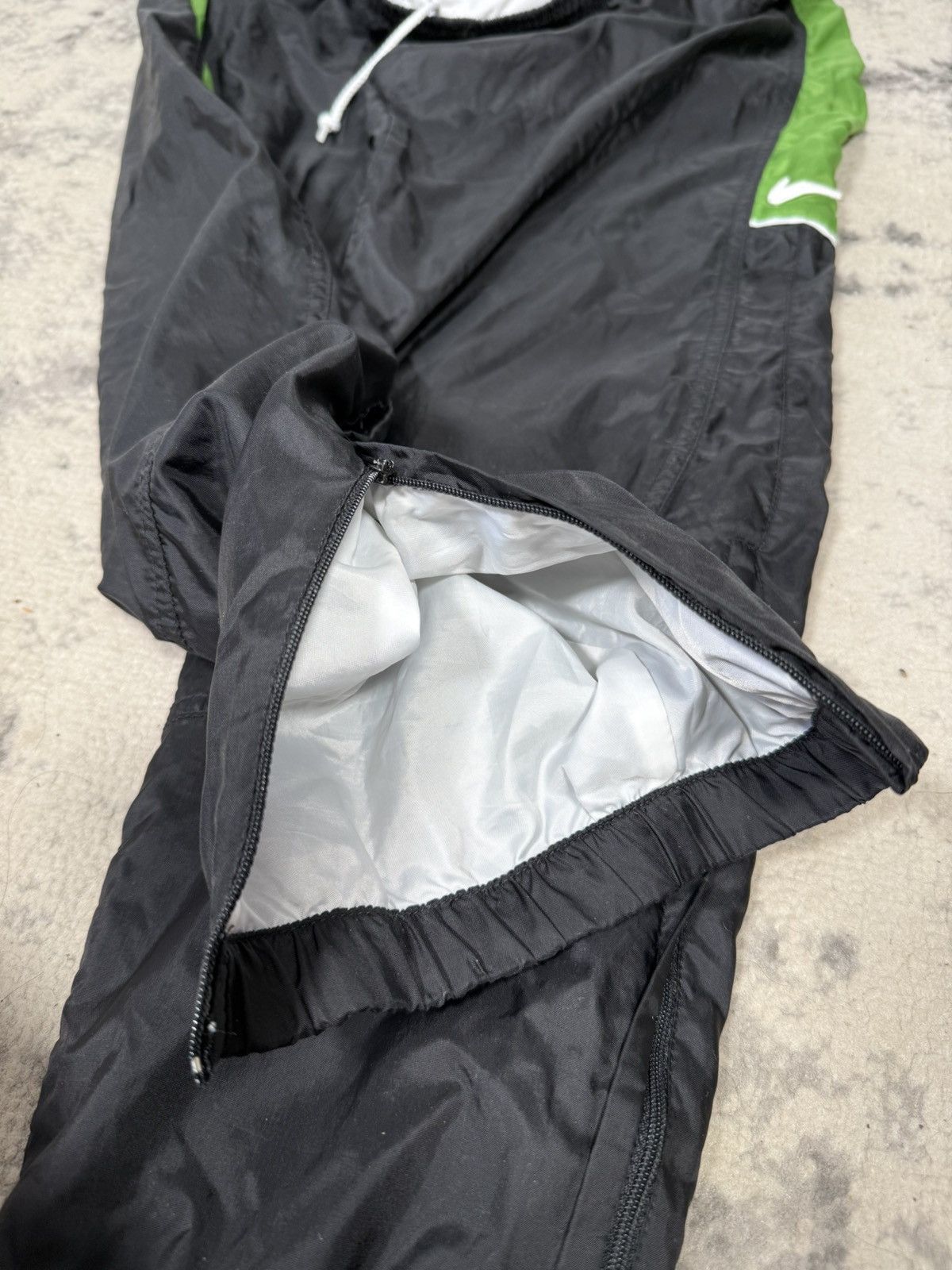 Nike Vintage 90s Nike Green Bands Nylon Trackpants Size US 30 / EU 46 - 6 Thumbnail