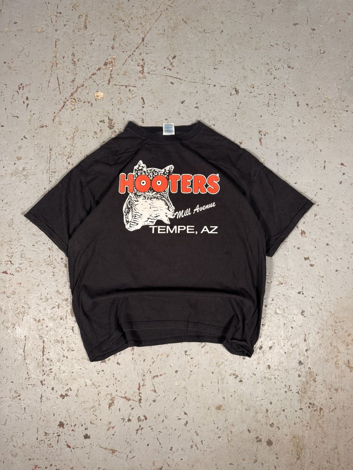 Vintage Vintage Hooters Tempe Arizona Tee Size US XL / EU 56 / 4 - 1 Thumbnail