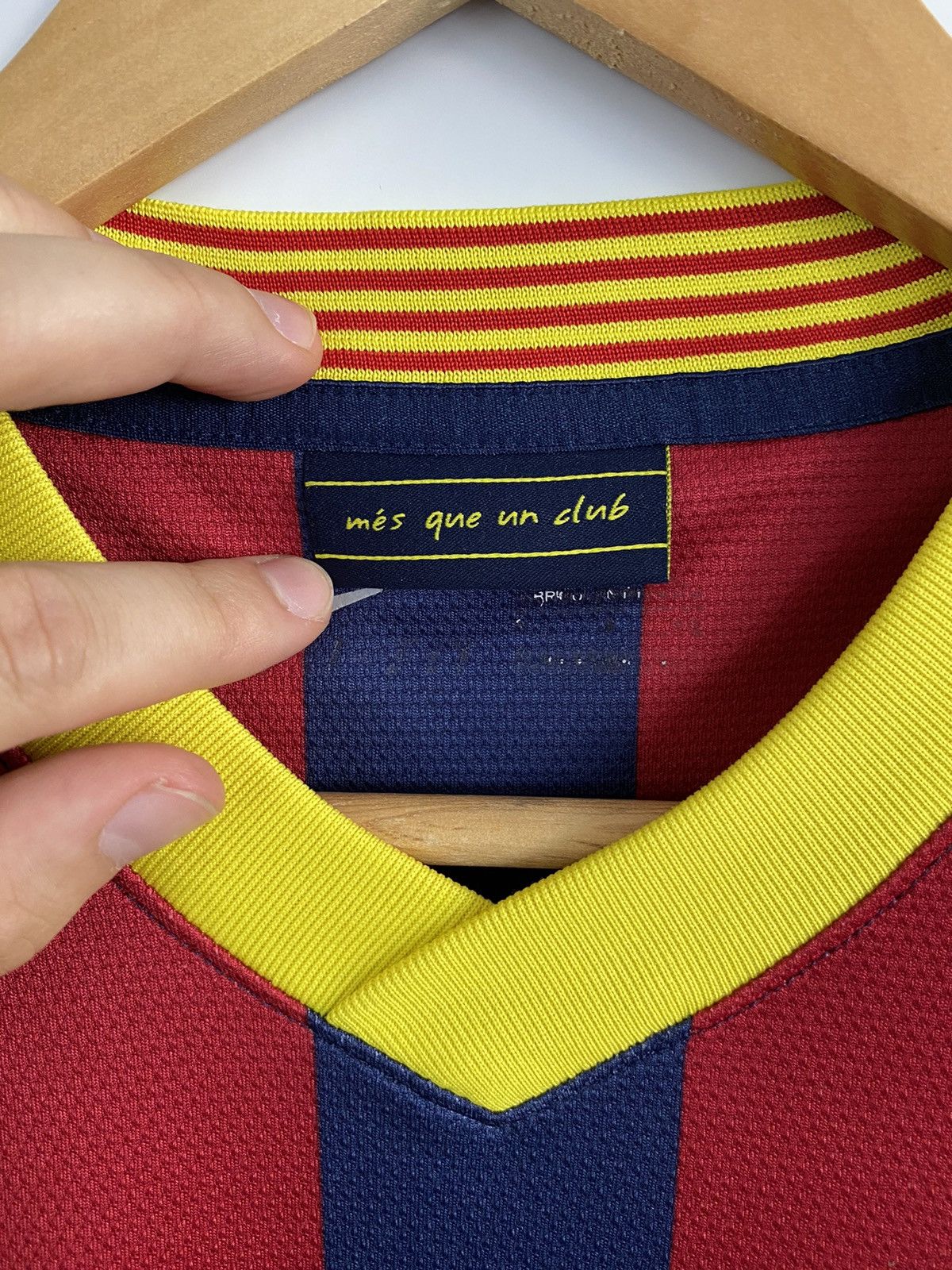 Nike 🇪🇸 F. C. Barcelona 2013 Nike Soccer Jersey T-Shirt Rare Retro Size US S / EU 44-46 / 1 - 9 Thumbnail