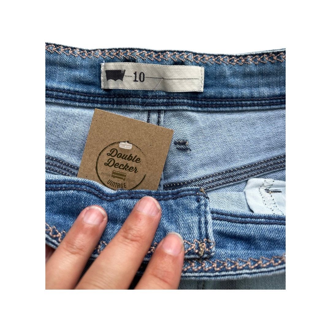 Levi's Levi’s Size 10 Light Wash Denim Jean Shorts Size 32" / US 10 / IT 46 - 2 Thumbnail