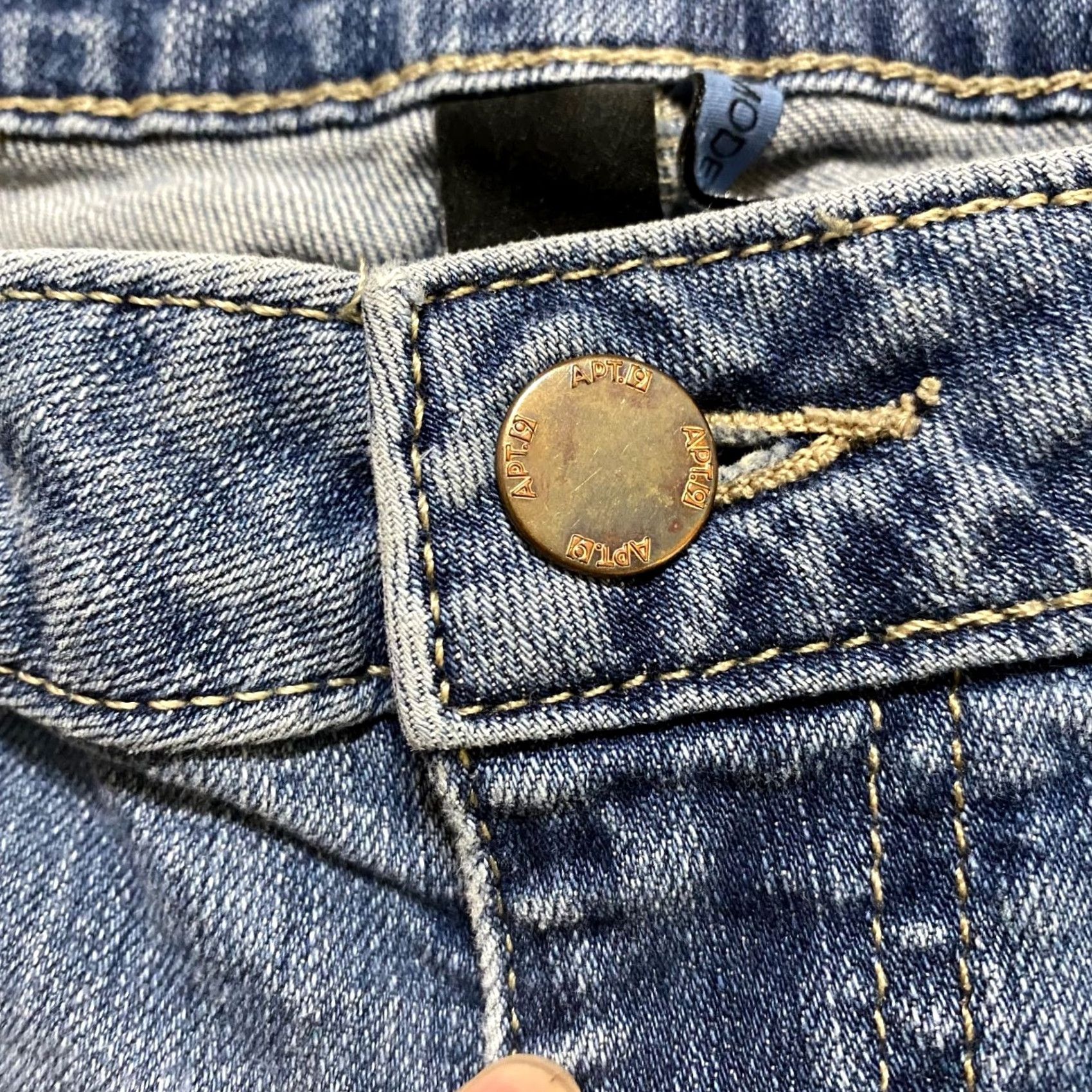 Apt. 9 Apt. 9 Womens 8 Bermuda Shorts Blue Denim Inseam 12" Mid Rise Distressed 5-Pocket Denim Bermuda Womens Size 8 Blue Modern Casual Shorts Womens Size 30" / US 8 / IT 44 - 4 Thumbnail