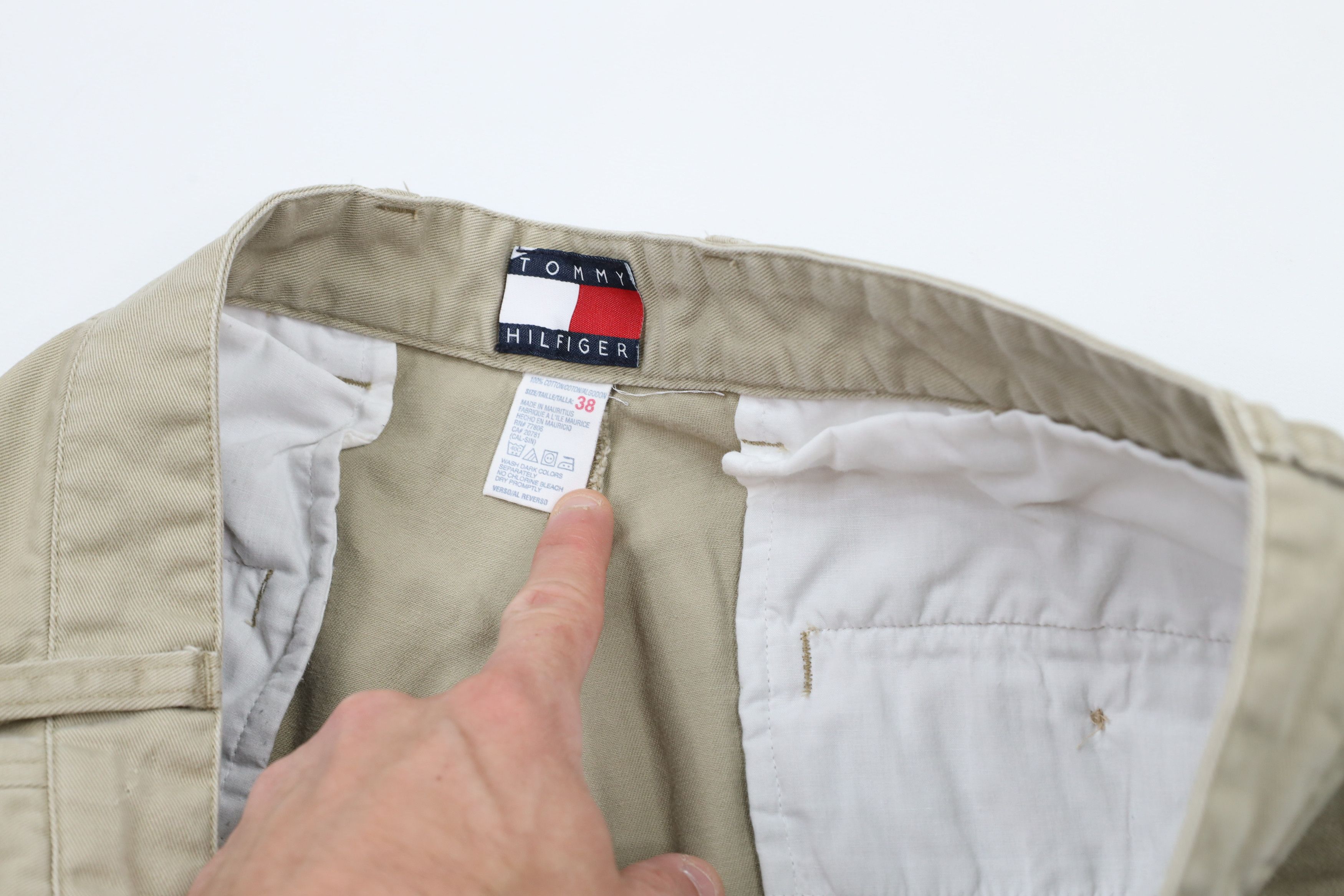 Tommy Hilfiger × Vintage Vintage 90s Tommy Hilfiger Above Knee Chino Shorts Beige Size US 38 / EU 54 - 7 Thumbnail