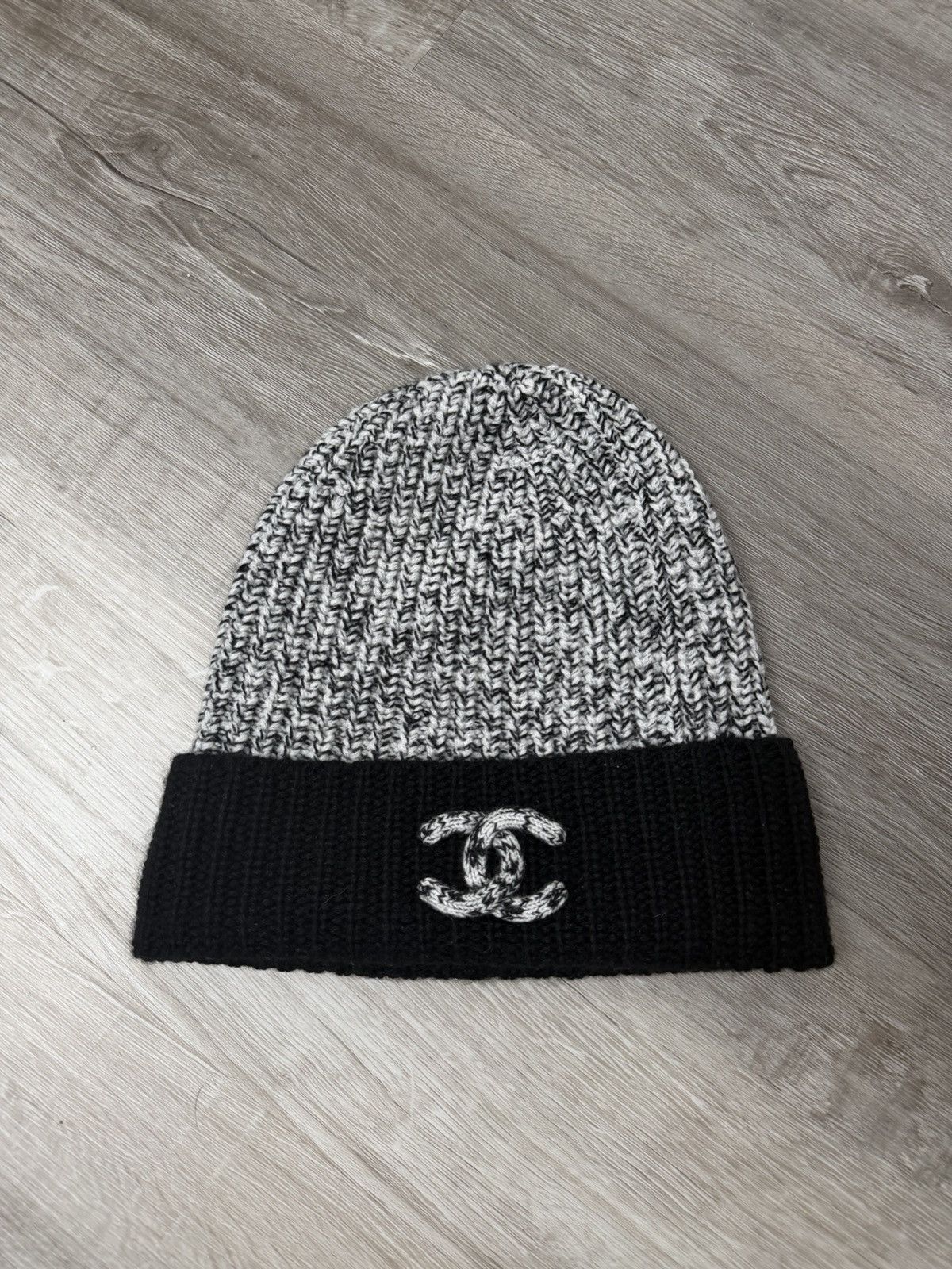 Chanel Chanel Cashmere Beanie Black/White Size ONE SIZE - 1 Thumbnail