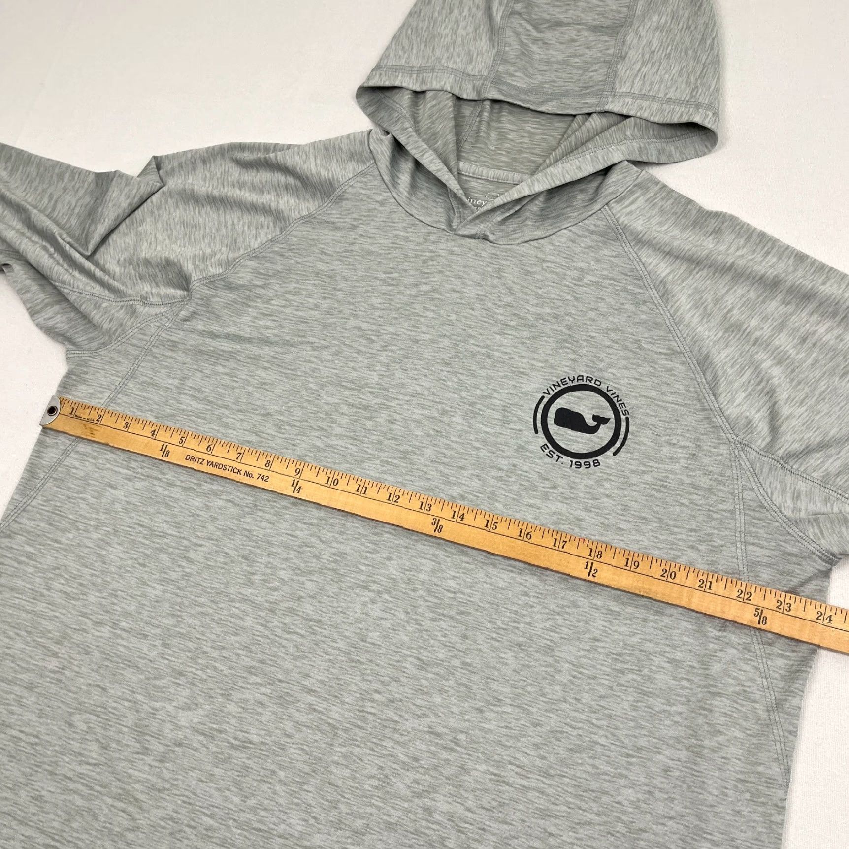Vineyard Vines Vineyard Vines Performance Hoodie Mens XL Gray Lightweight Hiking Graphic Preppy Hoodie Mens XL Gray Hiking Graphic Preppy Size US XL / EU 56 / 4 - 7 Thumbnail