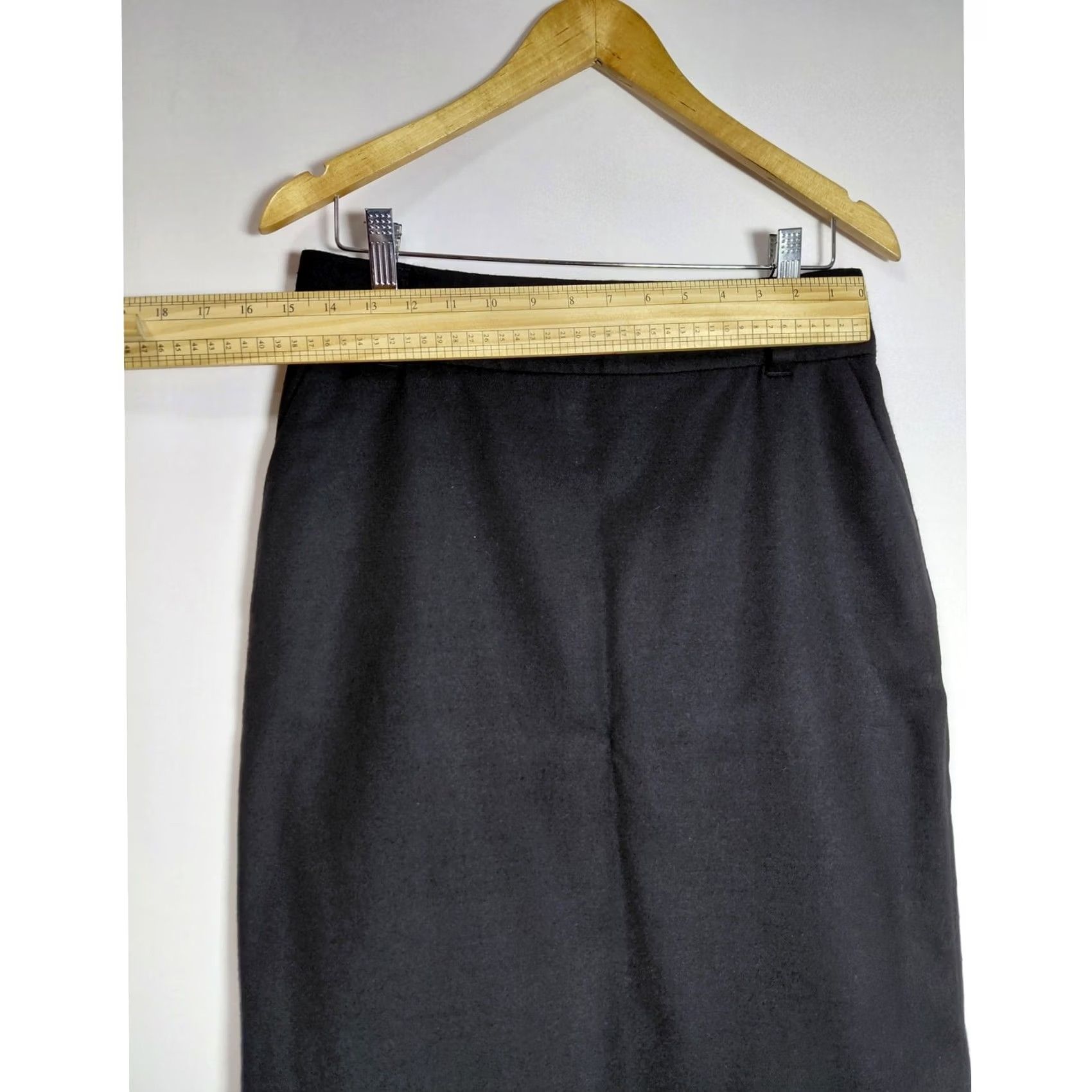 Banana Republic BANANA REPUBLIC Wool Blend Pencil Skirt Black Solid Lined Women Size 8 Size 30" / US 8 / IT 44 - 4 Thumbnail