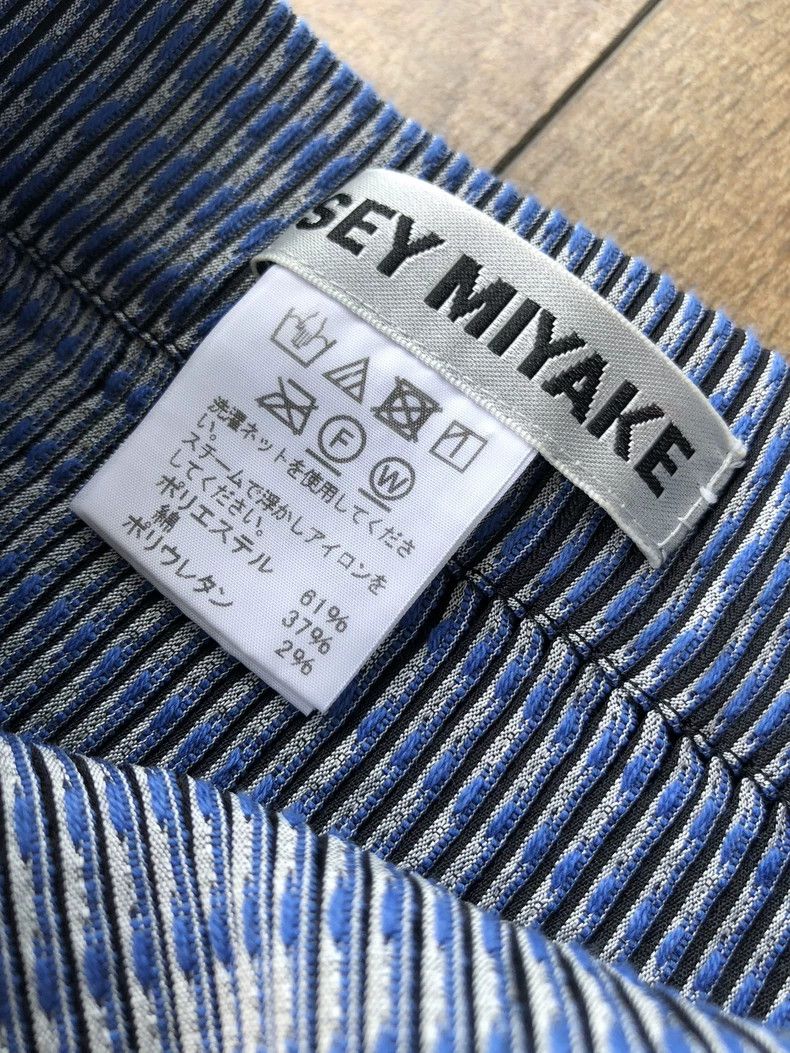 Issey Miyake Issey Miyake size:2 Black main line 3D stereoscopic pleate Size 23" - 4 Thumbnail