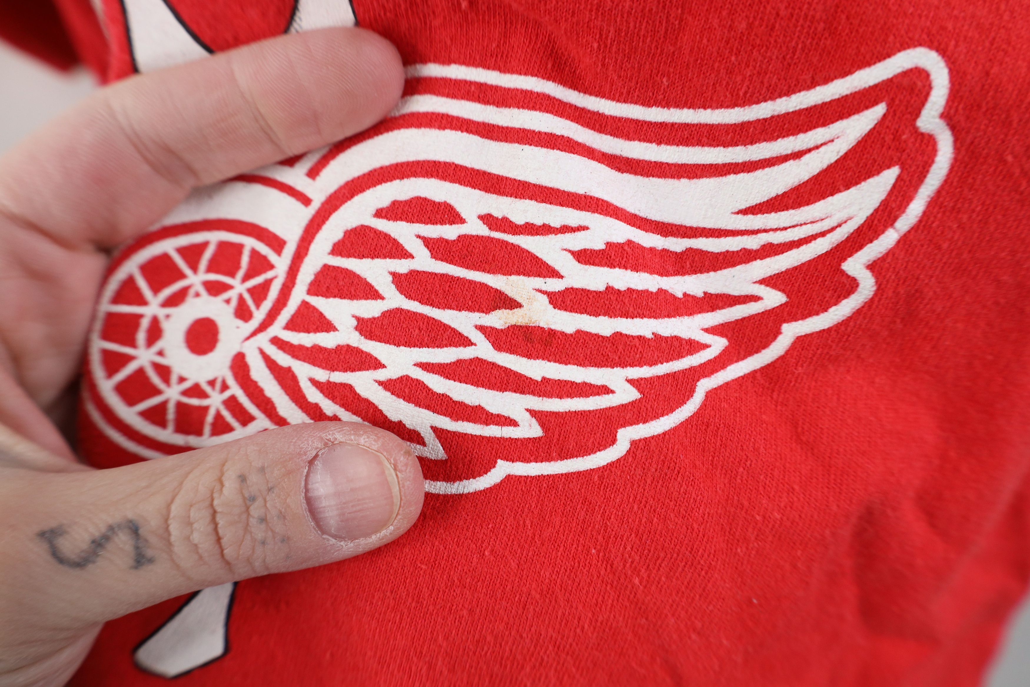 Vintage Vintage 90s Detroit Red Wings Hockey Break Through T-Shirt Size US M / EU 48-50 / 2 - 7 Thumbnail