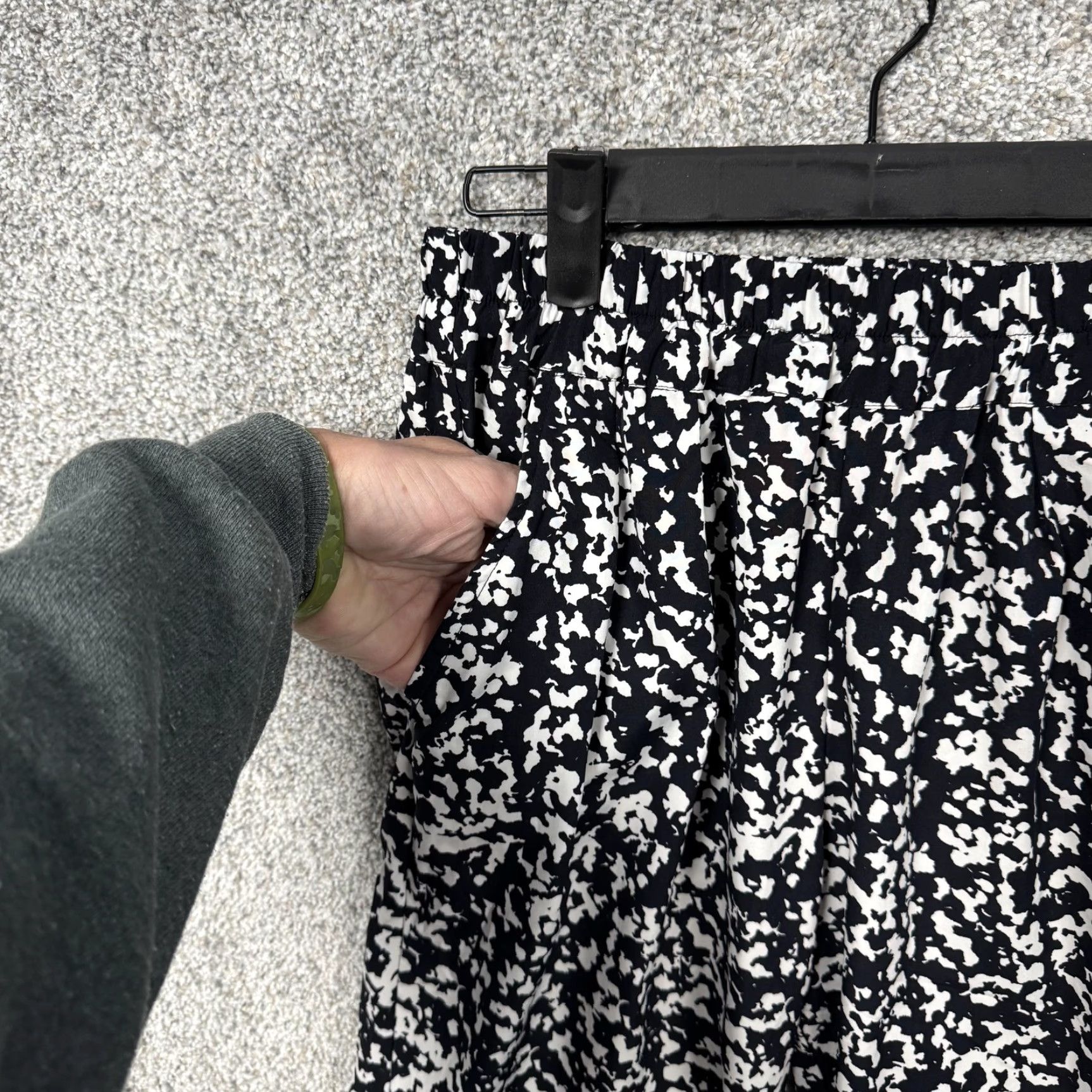 Mango MNG by Mango Pants Womens Size 4 Tapered Elastic Waist Pockets Black Casual Office Chic Abstract Dress Pants Womens Size 27" / US 4 / IT 40 - 2 Thumbnail